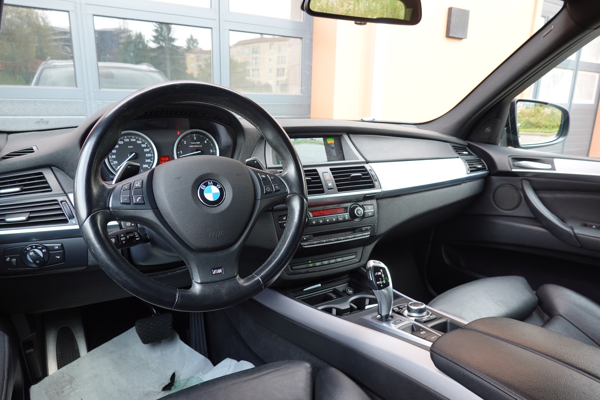 BMW X5 xDrive M50d "* CH Auto * Pack M * Caméra de Recul * Volant M * Sièges Sport Elect. Mém * Navigation Profess *"-image-13