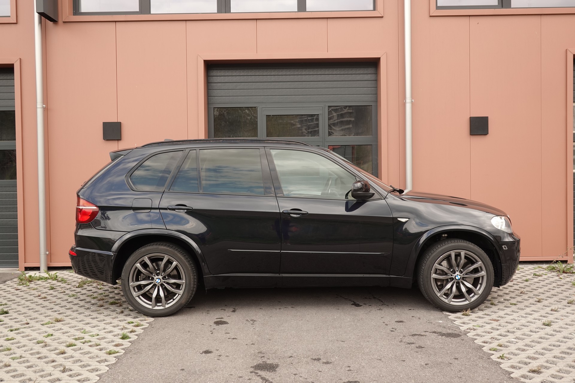 BMW X5 xDrive M50d "* CH Auto * Pack M * Caméra de Recul * Volant M * Sièges Sport Elect. Mém * Navigation Profess *"-image-3