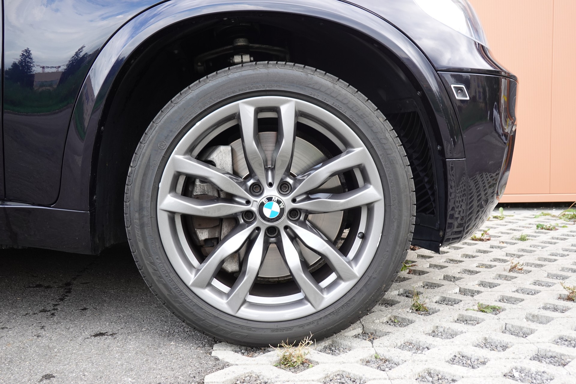 BMW X5 xDrive M50d "* CH Auto * Pack M * Caméra de Recul * Volant M * Sièges Sport Elect. Mém * Navigation Profess *"-image-4