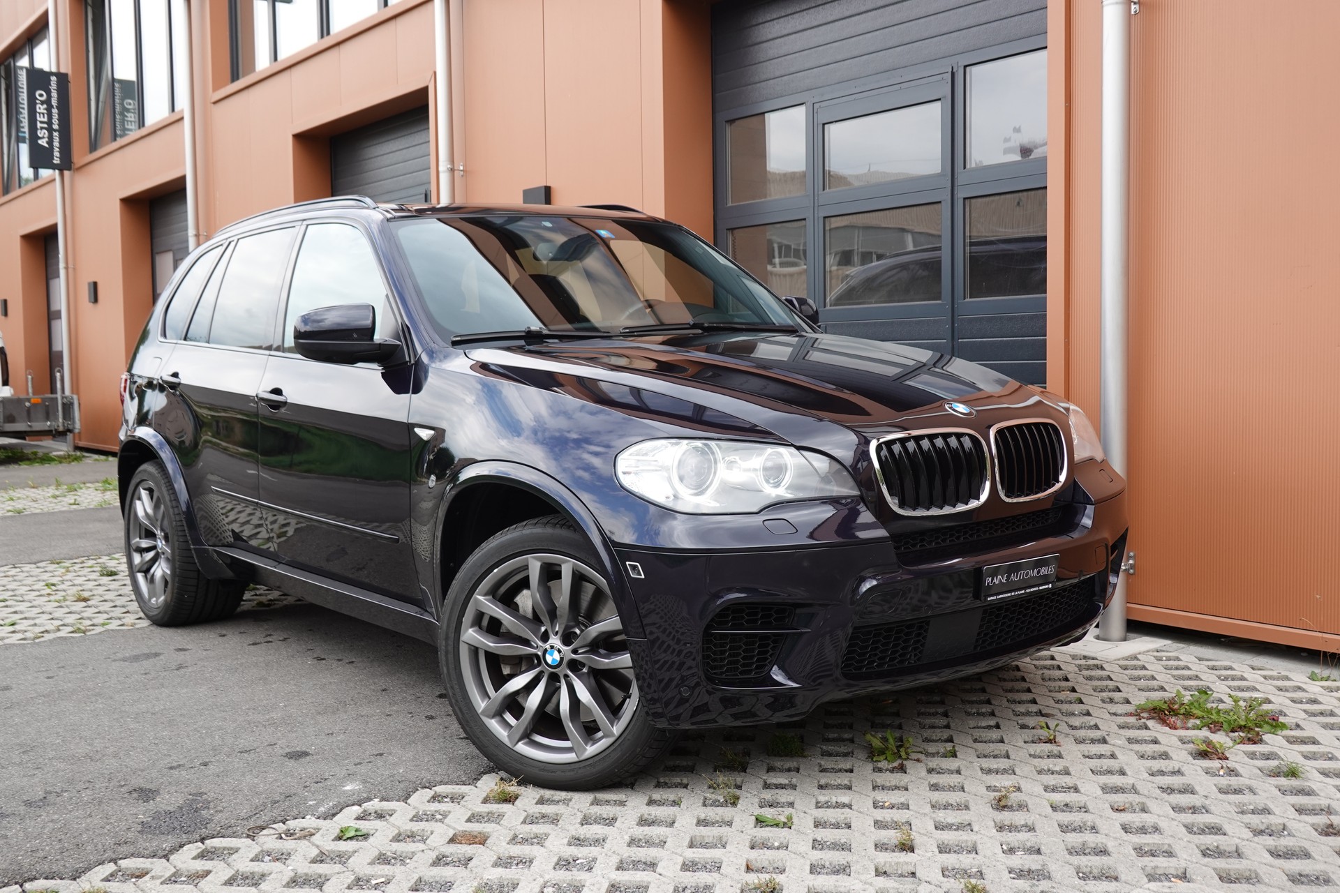 BMW X5 xDrive M50d "* CH Auto * Pack M * Caméra de Recul * Volant M * Sièges Sport Elect. Mém * Navigation Profess *"-image-6