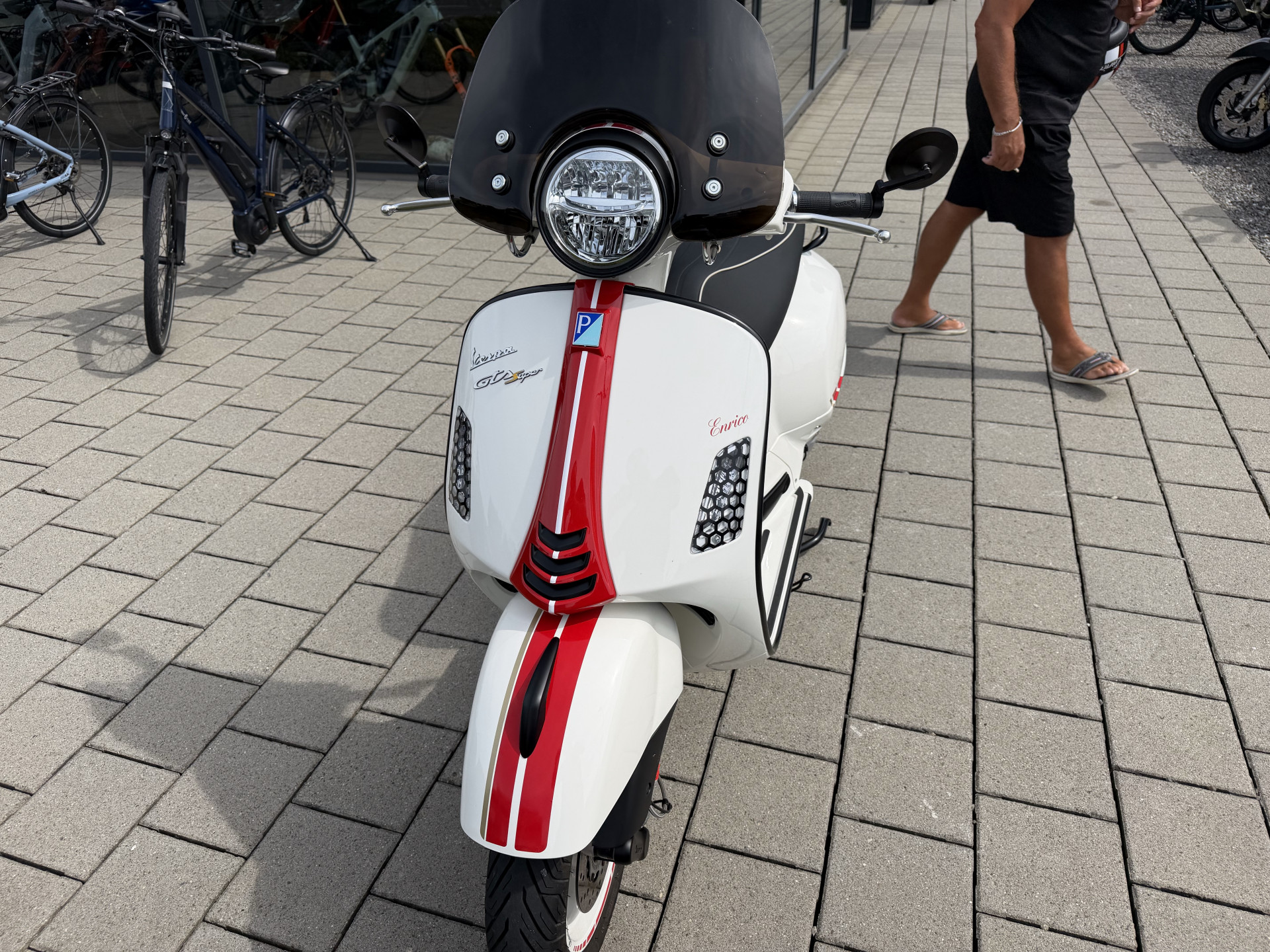 PIAGGIO Vespa GTS 125-showroom-element-1