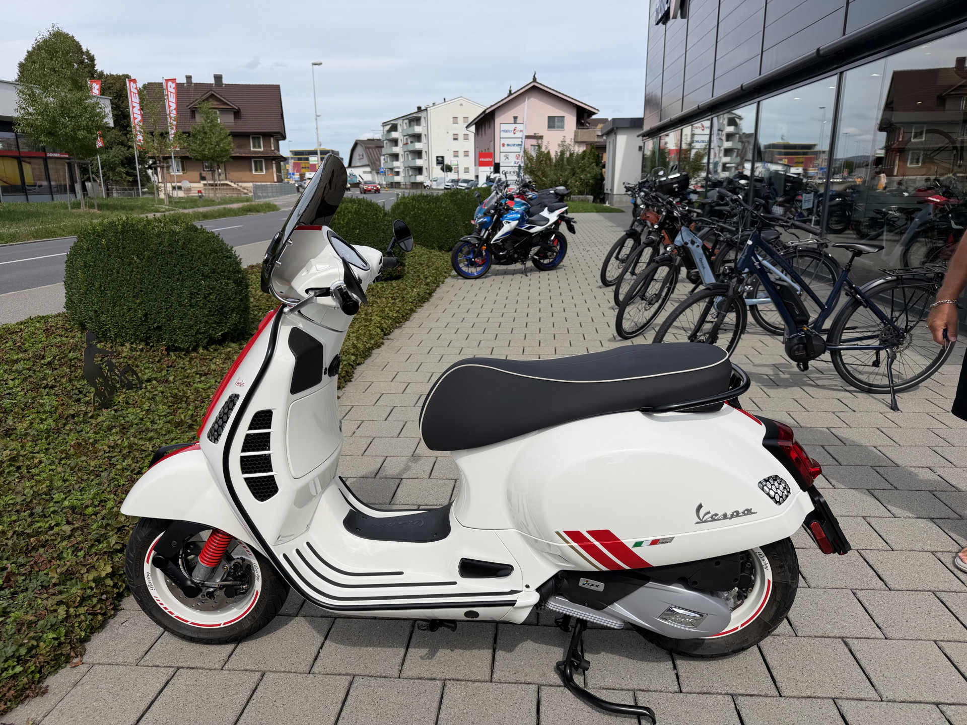 PIAGGIO Vespa GTS 125-showroom-element-2