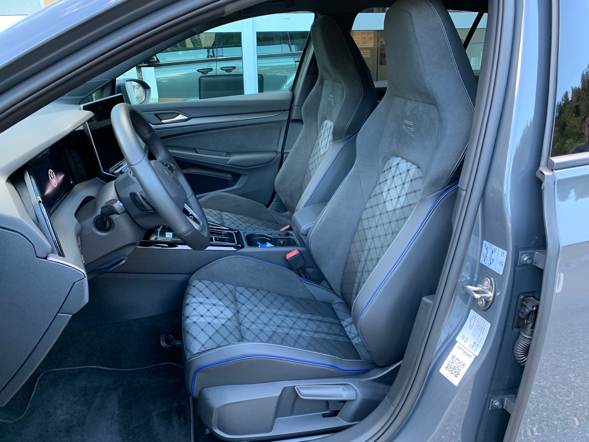 VW Golf 1.5 e TSI mHEV R-Line DSG-image-8
