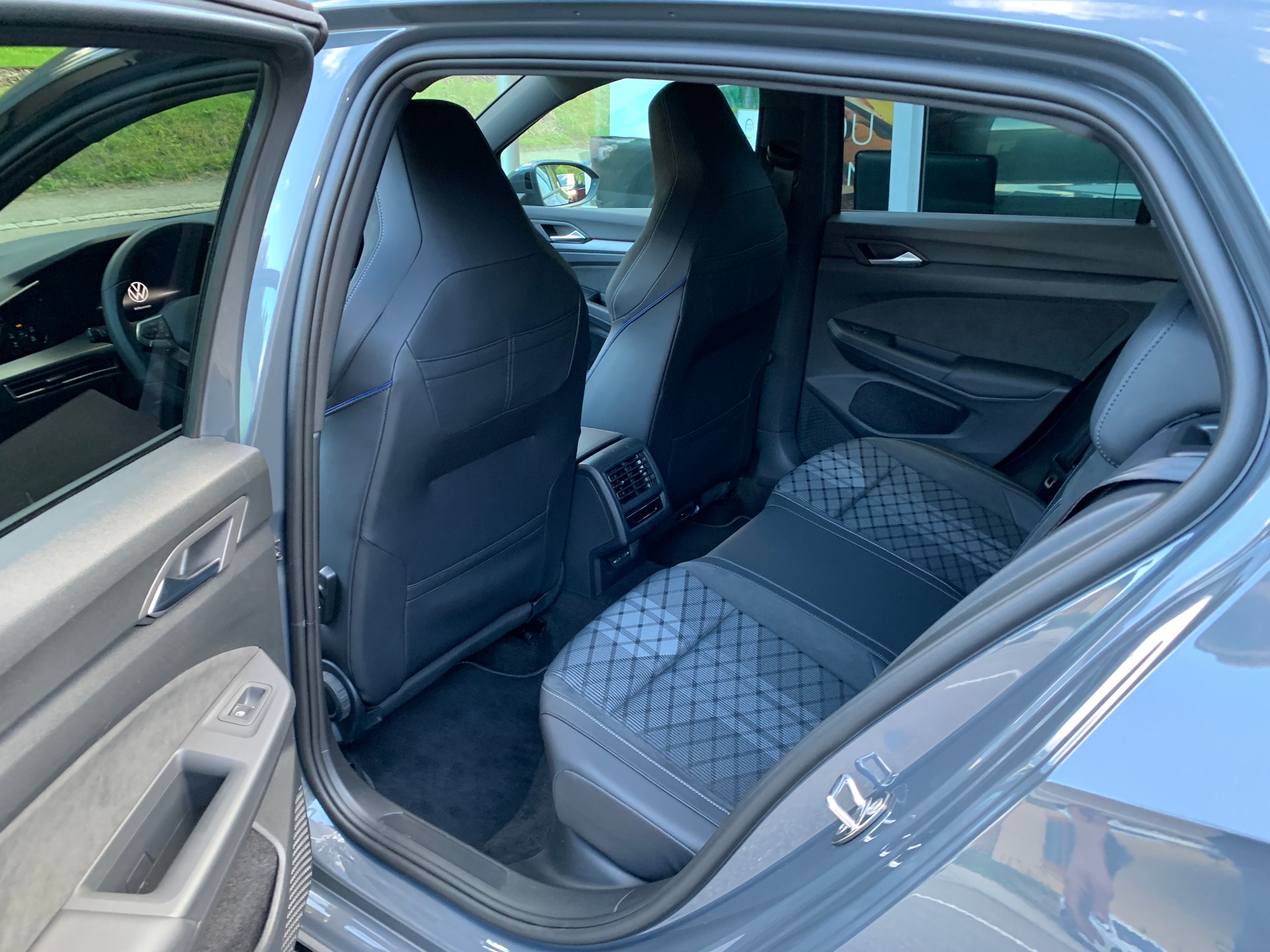 VW Golf 1.5 e TSI mHEV R-Line DSG-image-15