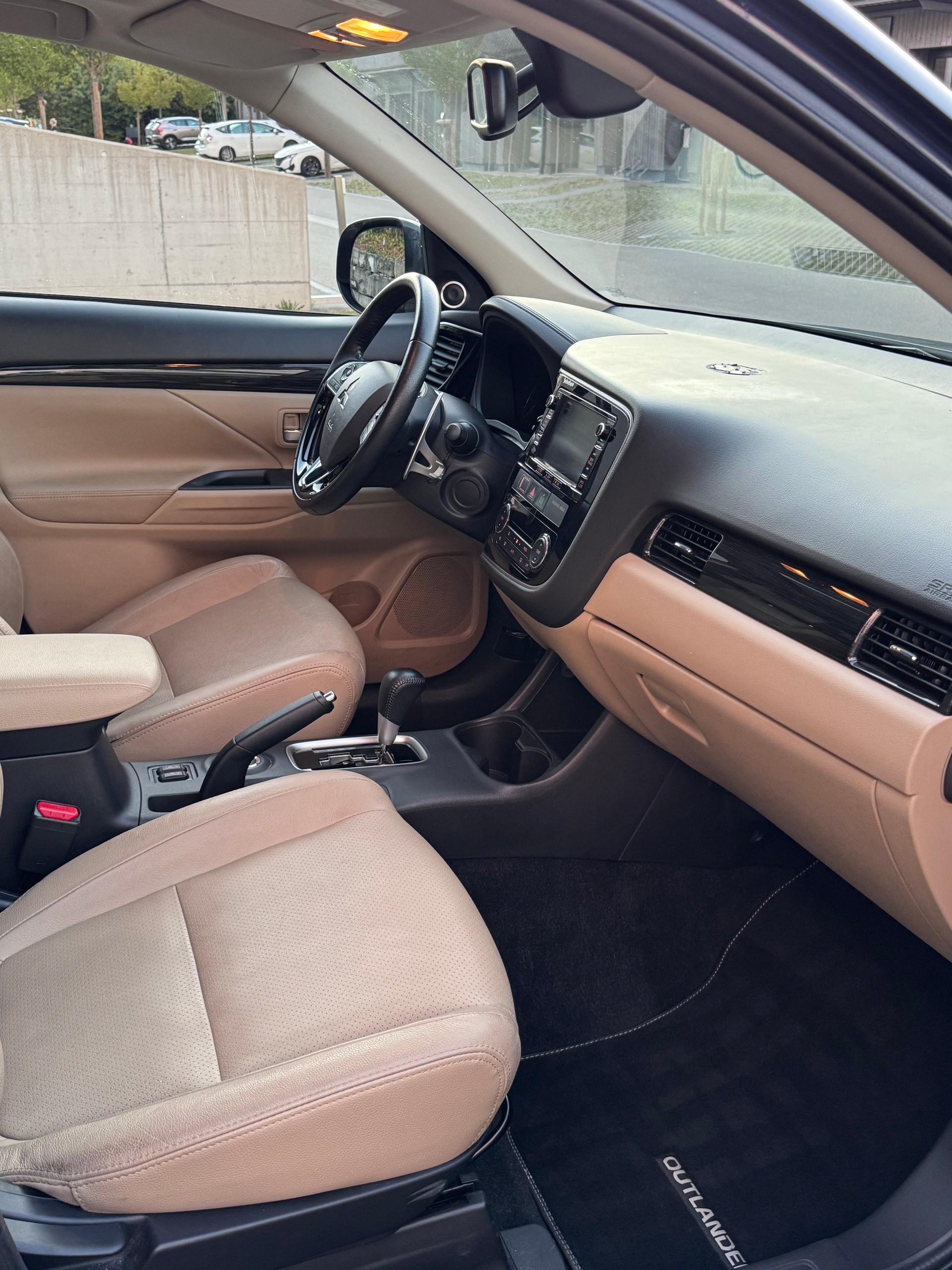 MITSUBISHI Outlander 2.2 DID Diamond 4WD Automatic-image-8