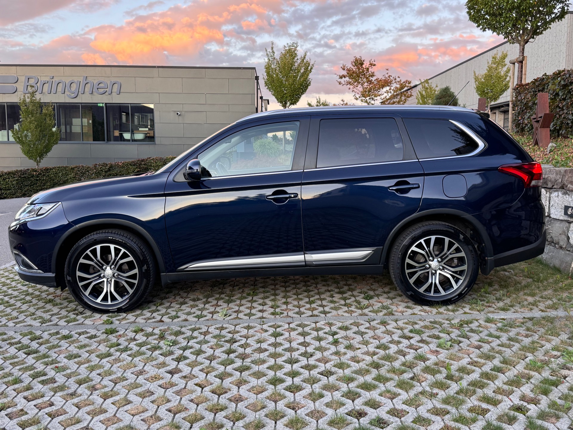 MITSUBISHI Outlander 2.2 DID Diamond 4WD Automatic-image-2