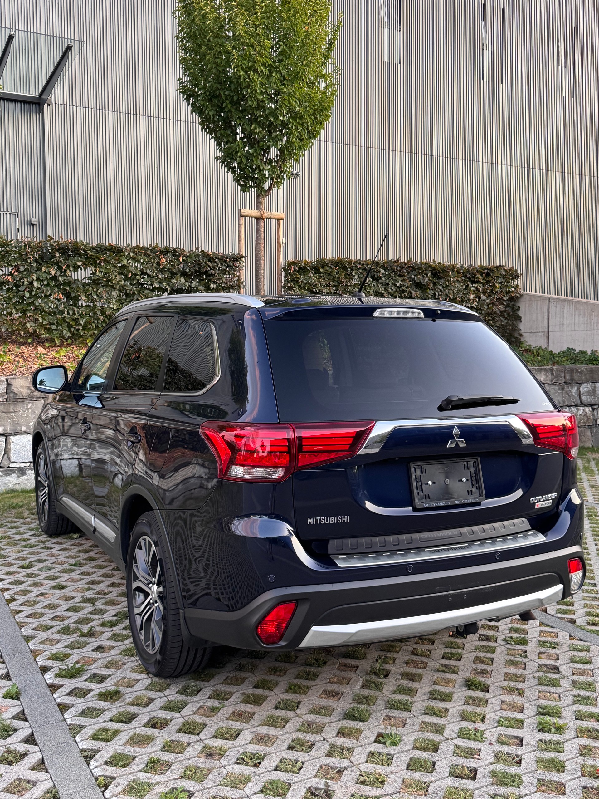 MITSUBISHI Outlander 2.2 DID Diamond 4WD Automatic-image-3