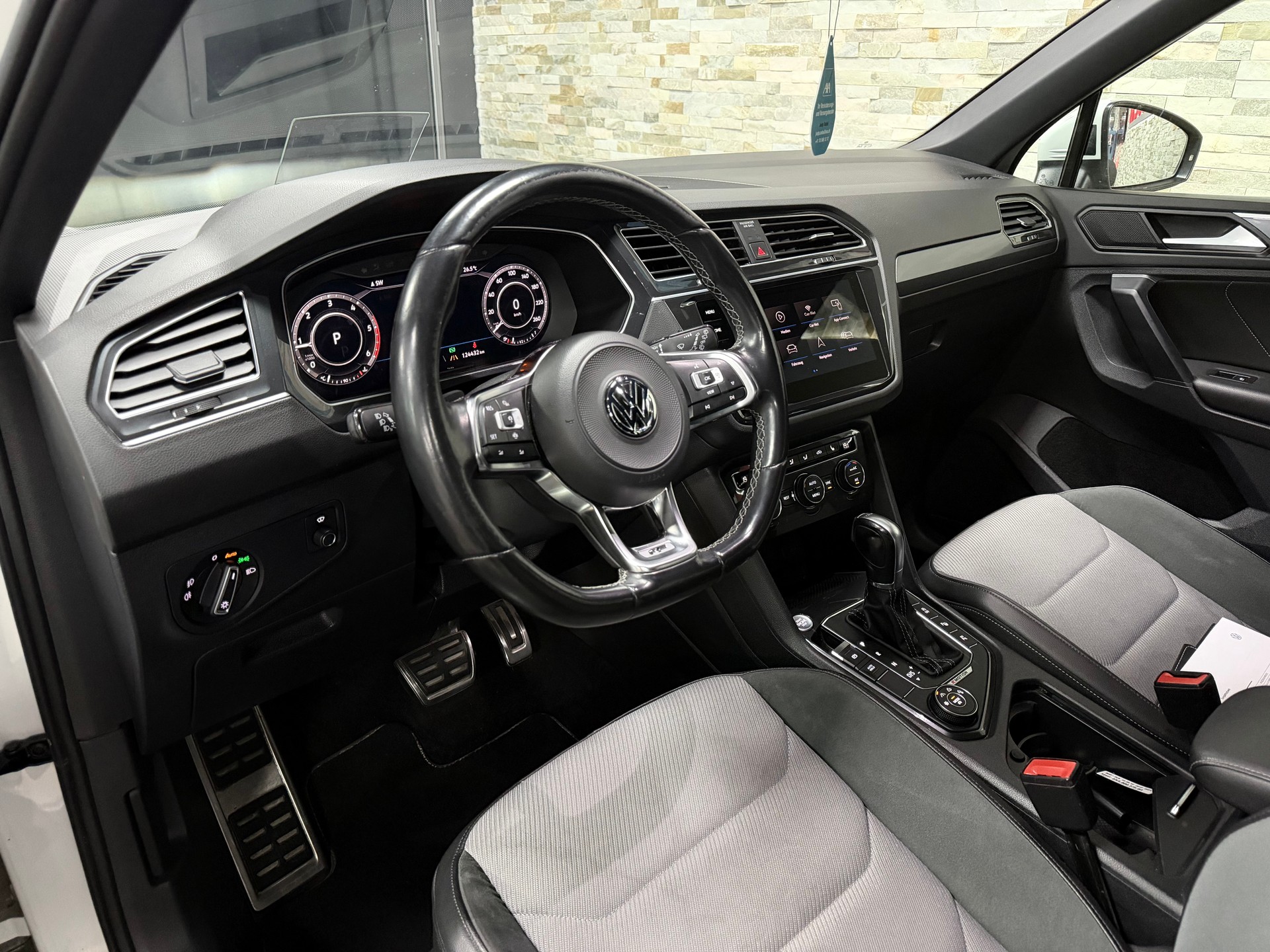 VW Tiguan 2.0 TDI SCR R-Line 4Motion DSG-image-14