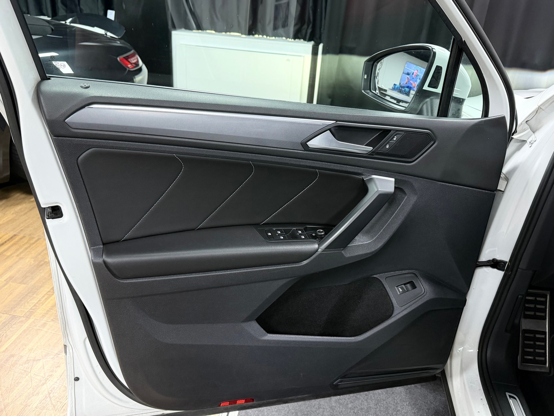 VW Tiguan 2.0 TDI SCR R-Line 4Motion DSG-image-11