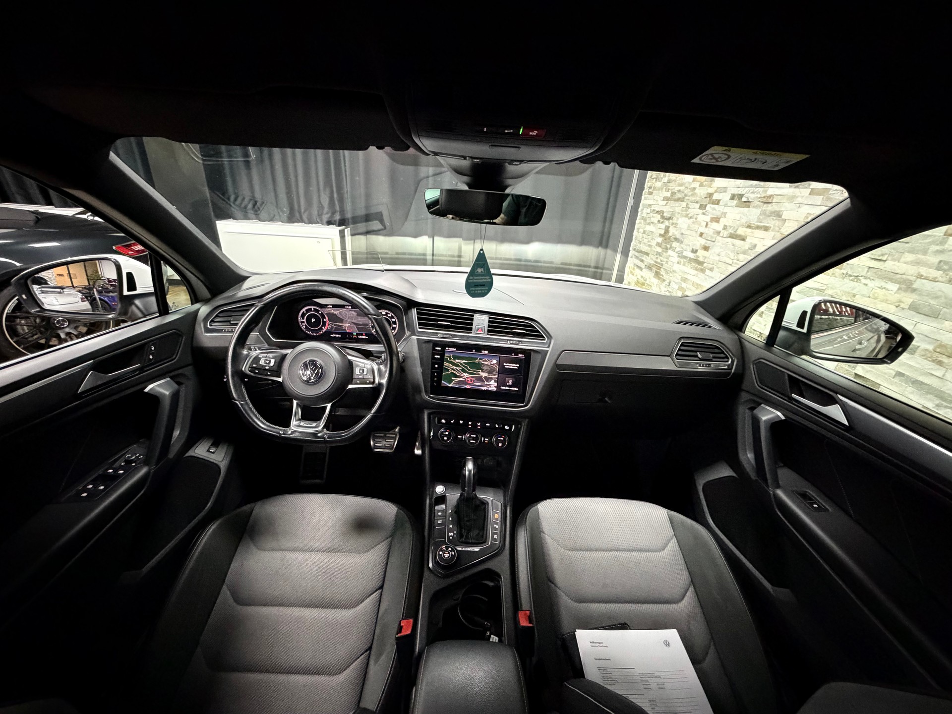 VW Tiguan 2.0 TDI SCR R-Line 4Motion DSG-image-25