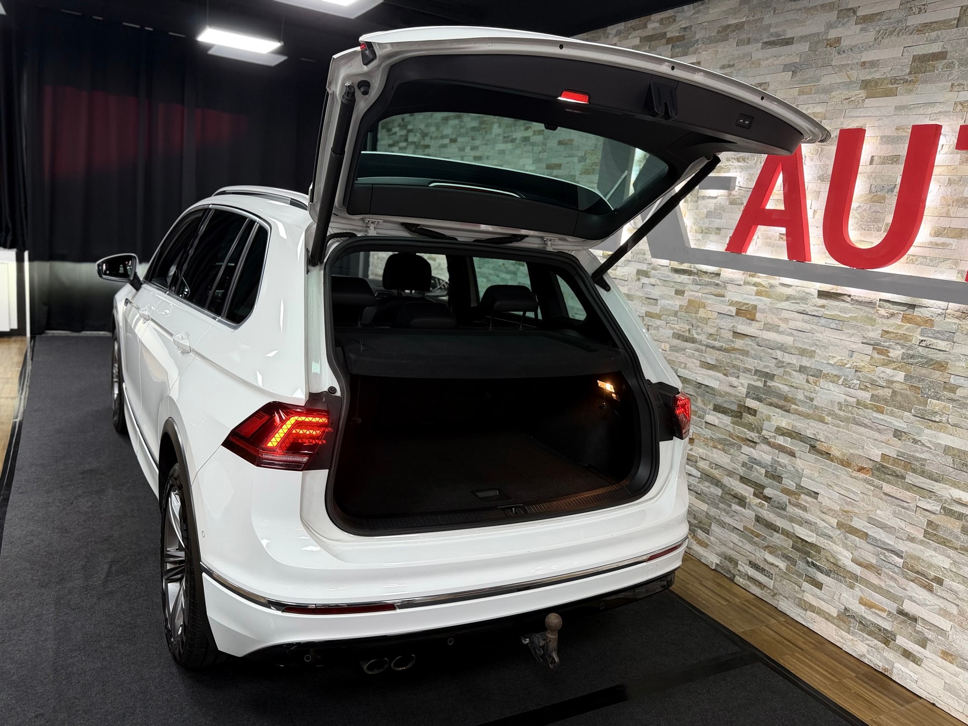 VW Tiguan 2.0 TDI SCR R-Line 4Motion DSG-image-27