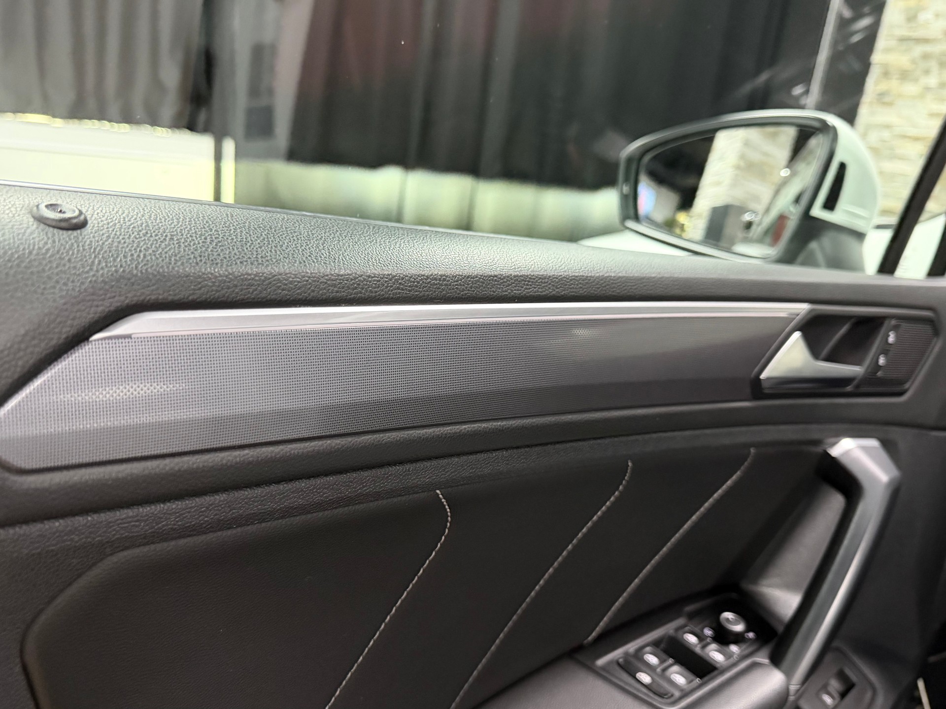 VW Tiguan 2.0 TDI SCR R-Line 4Motion DSG-image-12