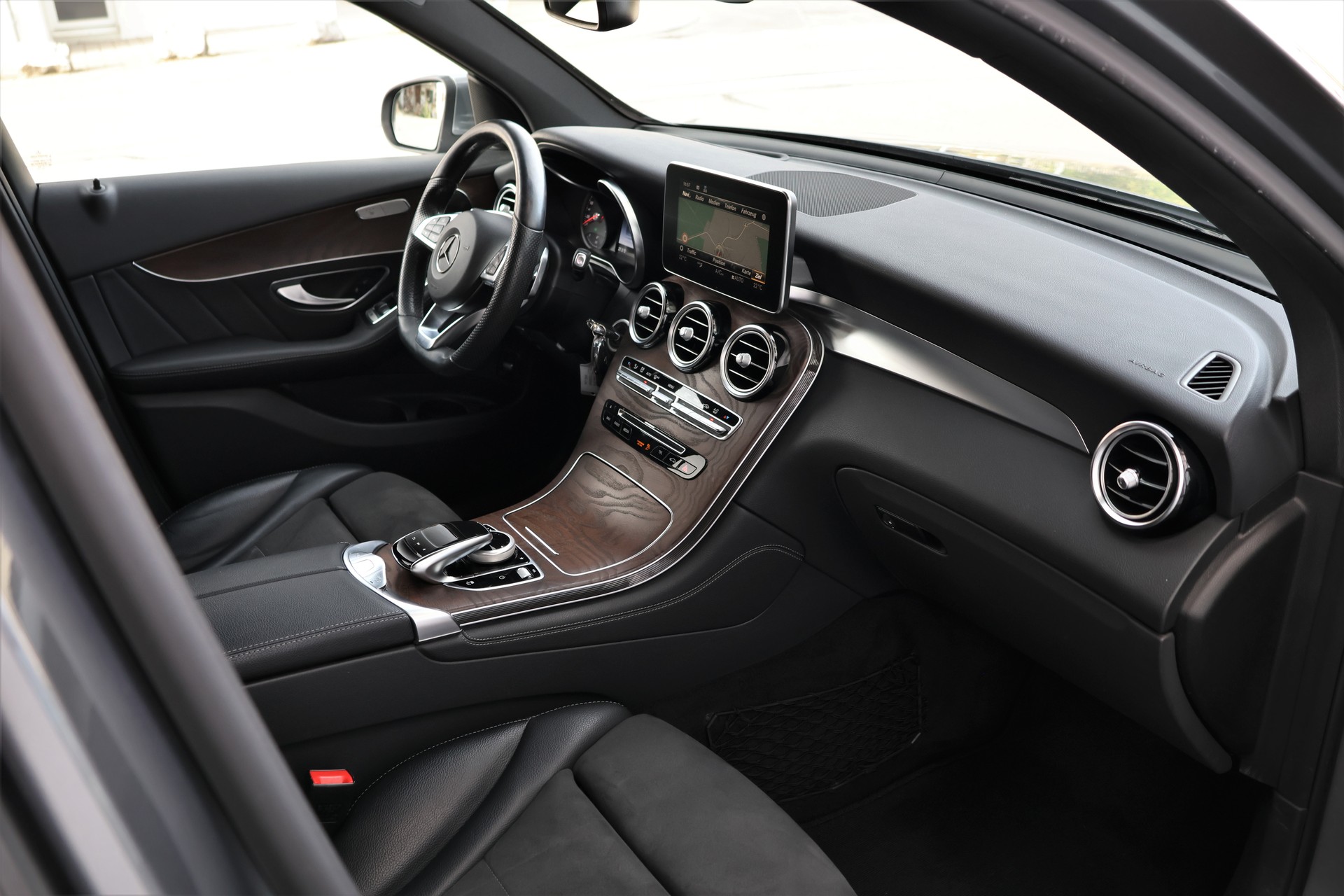 MERCEDES-BENZ GLC 250 d AMG Line 4Matic 9G-Tronic (CH)-image-19