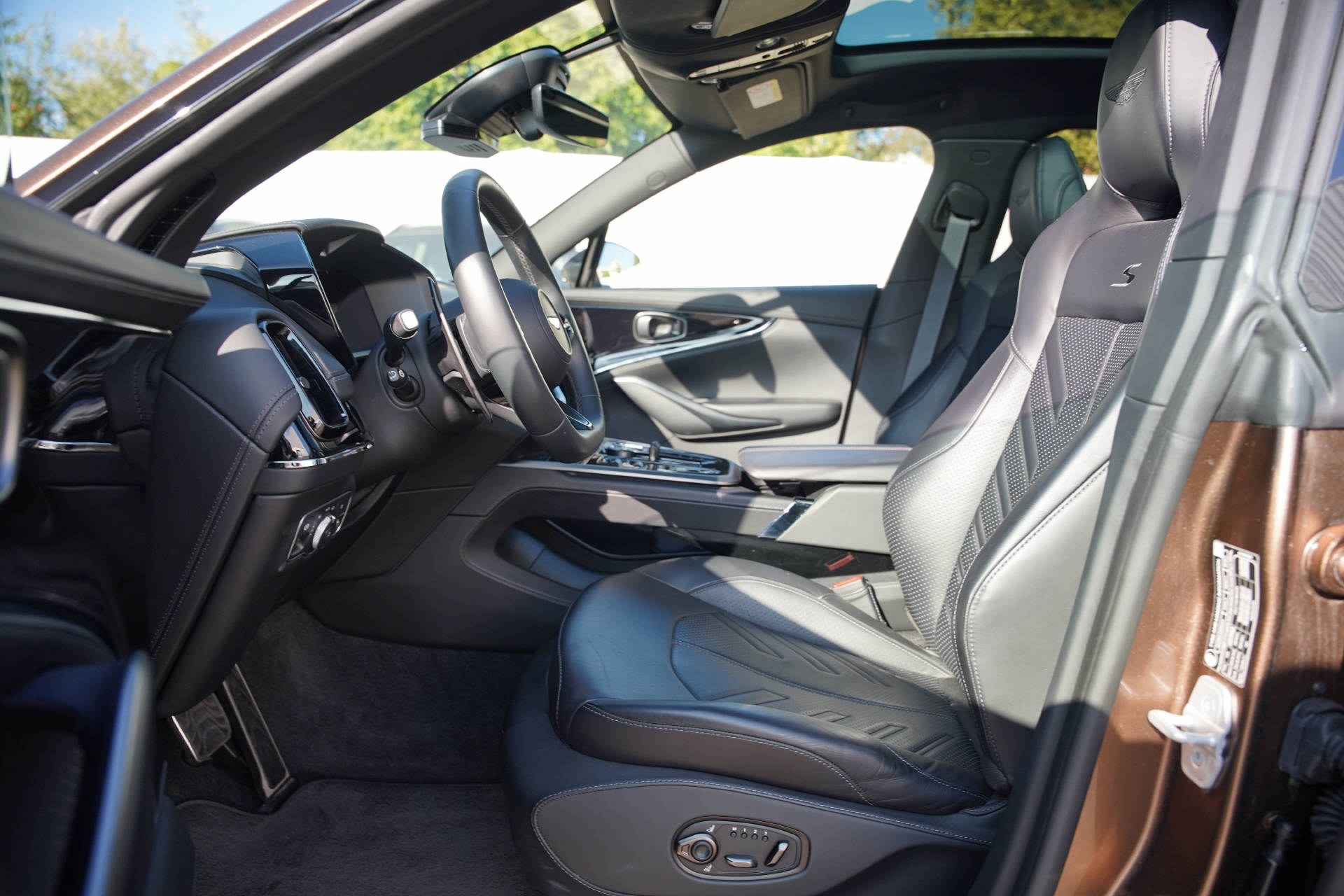 ASTON MARTIN DBX S 4.0 V8 Bi-Turbo-image-7