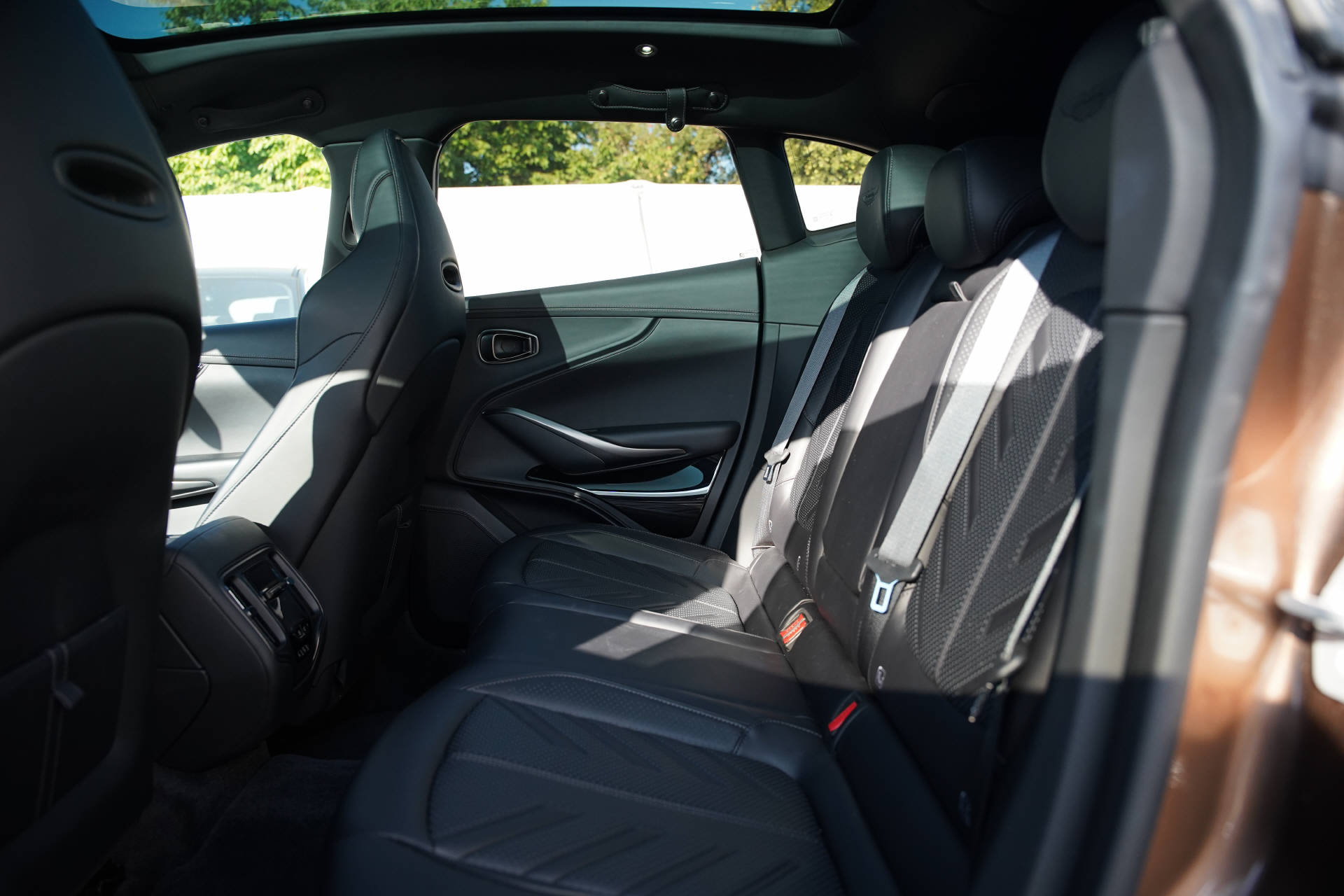 ASTON MARTIN DBX S 4.0 V8 Bi-Turbo-image-10