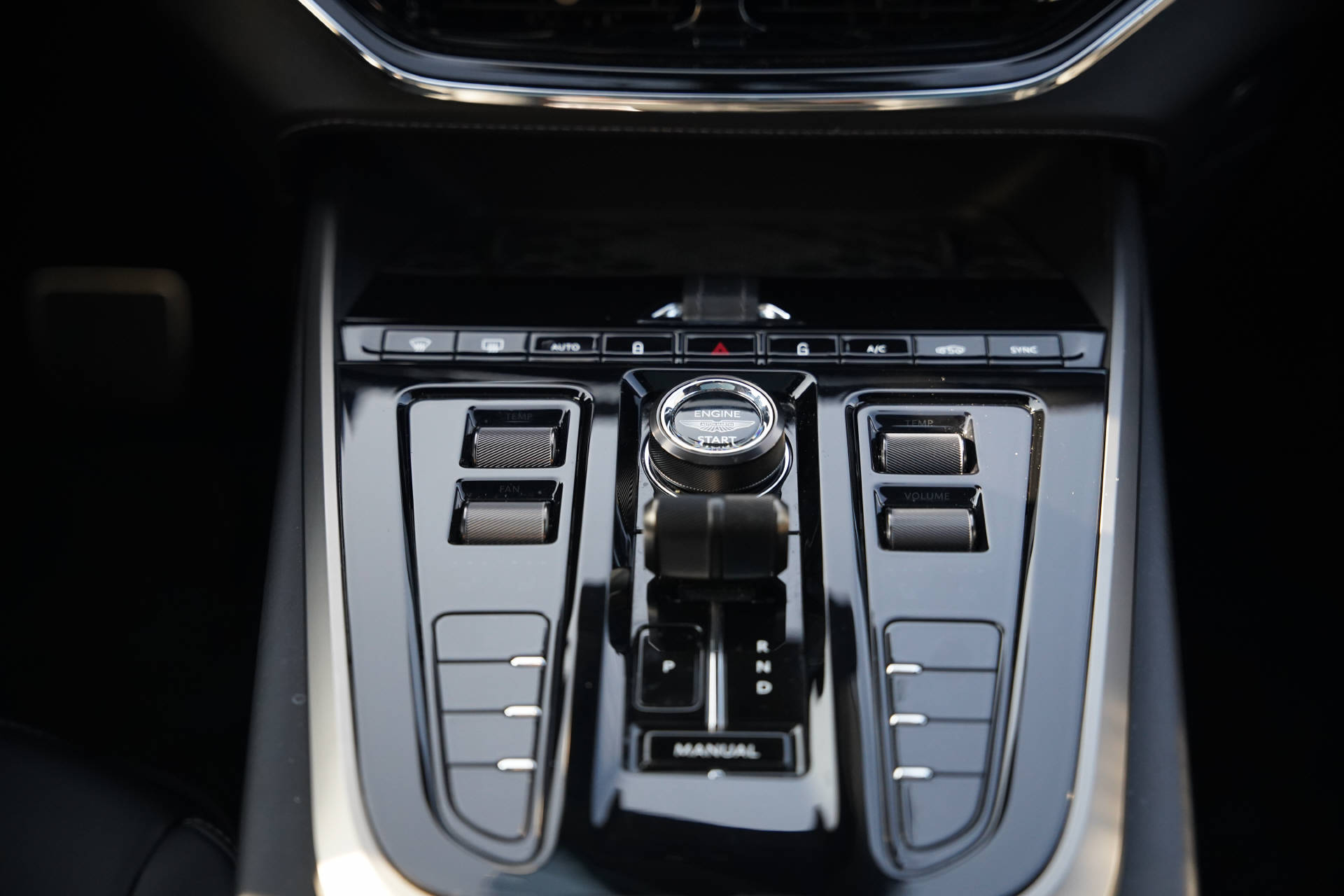 ASTON MARTIN DBX S 4.0 V8 Bi-Turbo-image-13