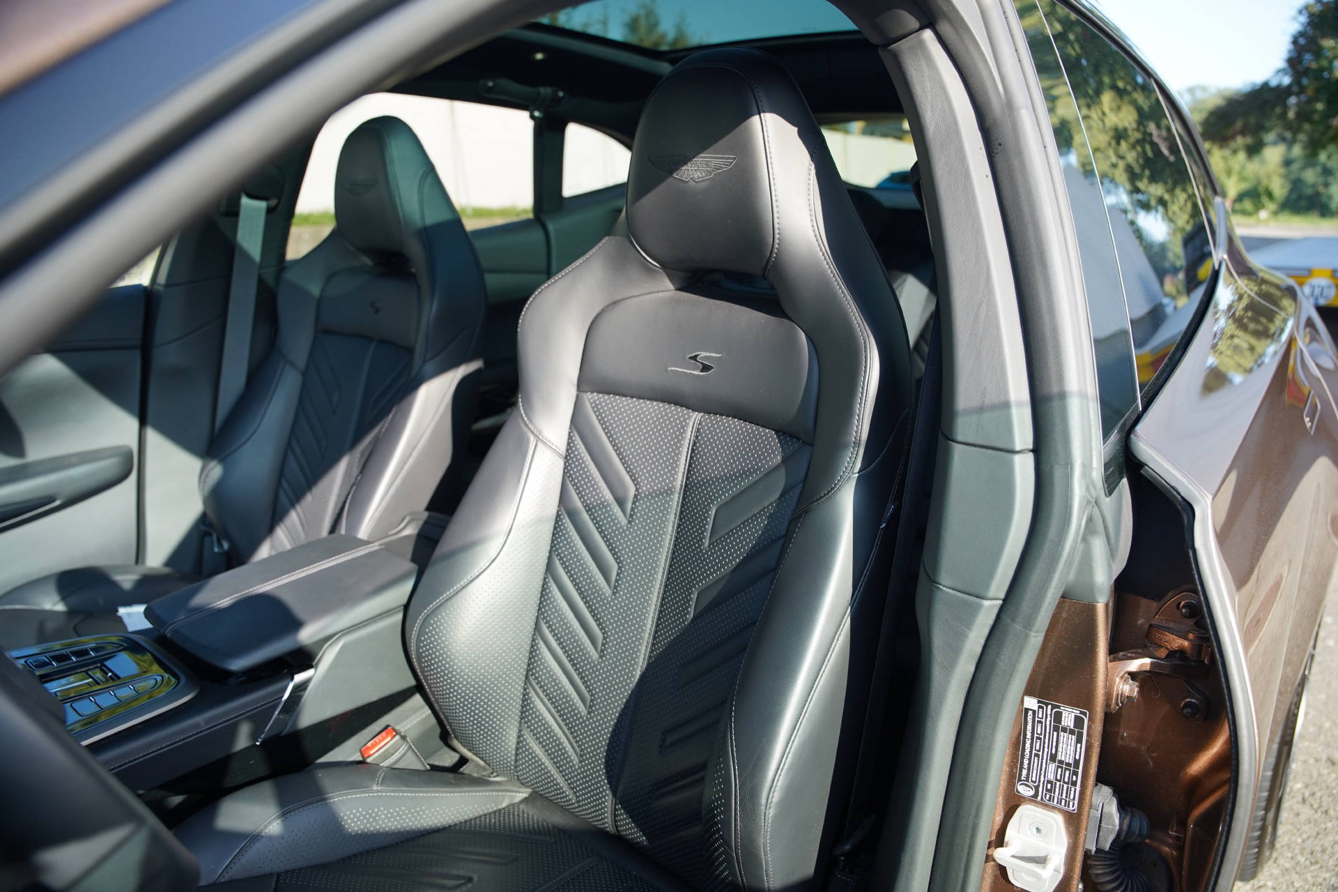 ASTON MARTIN DBX S 4.0 V8 Bi-Turbo-image-9