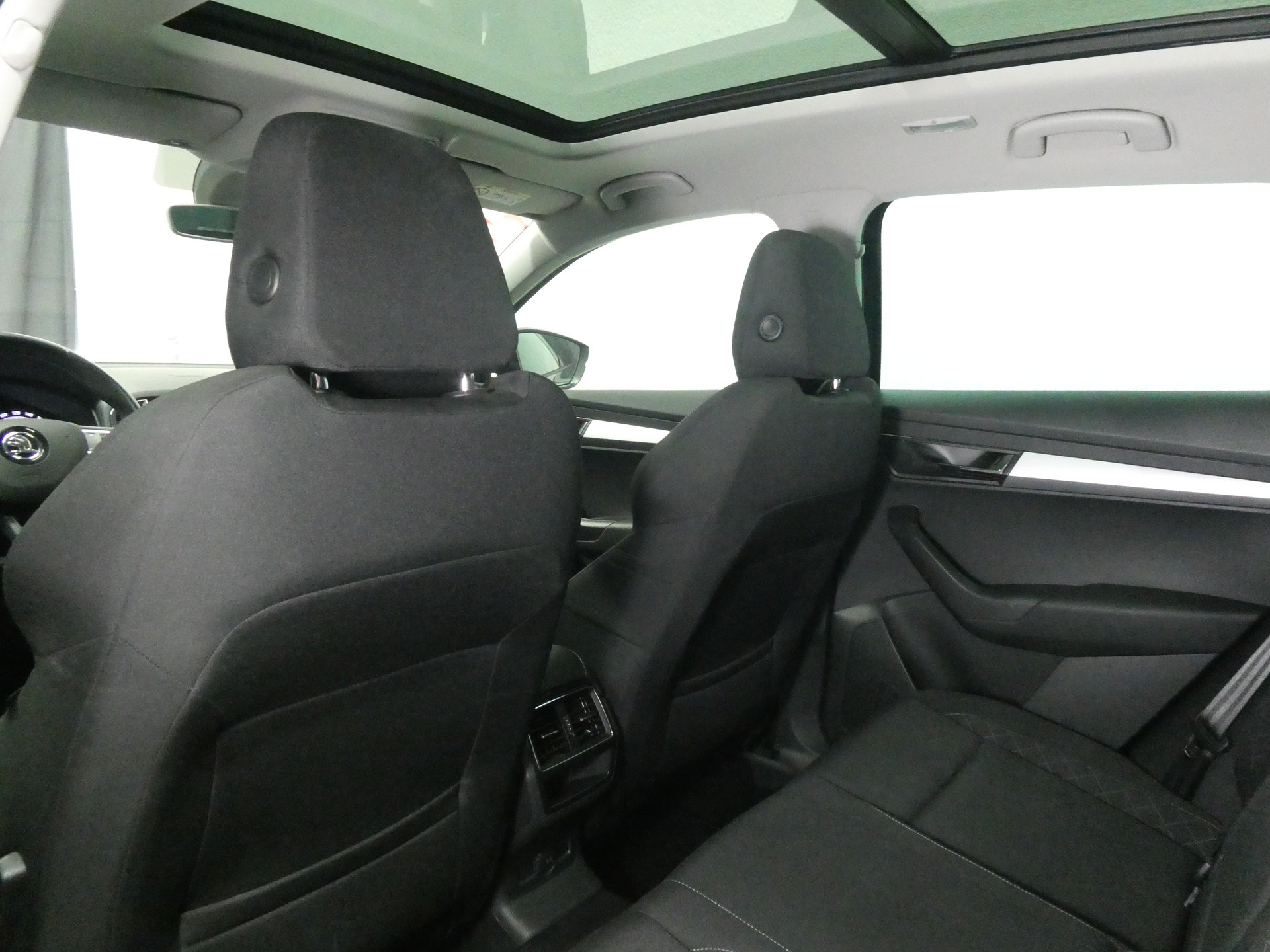 SKODA Karoq 2.0 TDI CR Style 4x4 DSG - Panorama - Navi - Kamera - 150 PS-image-10