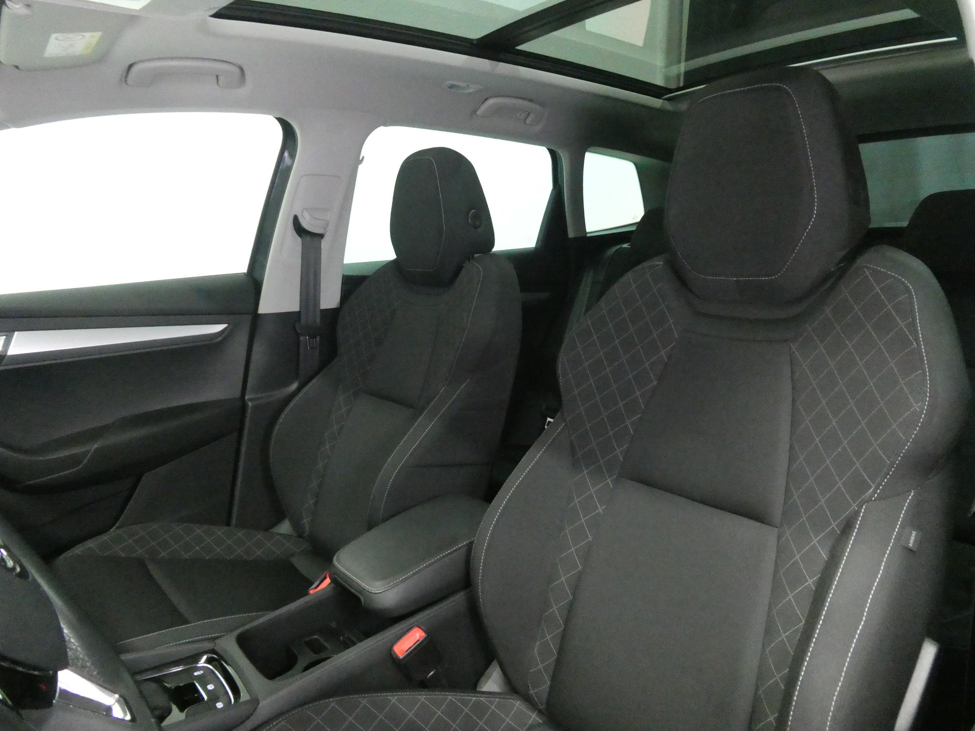SKODA Karoq 2.0 TDI CR Style 4x4 DSG - Panorama - Navi - Kamera - 150 PS-image-9