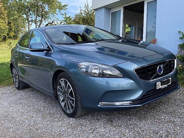 VOLVO V40-image-0