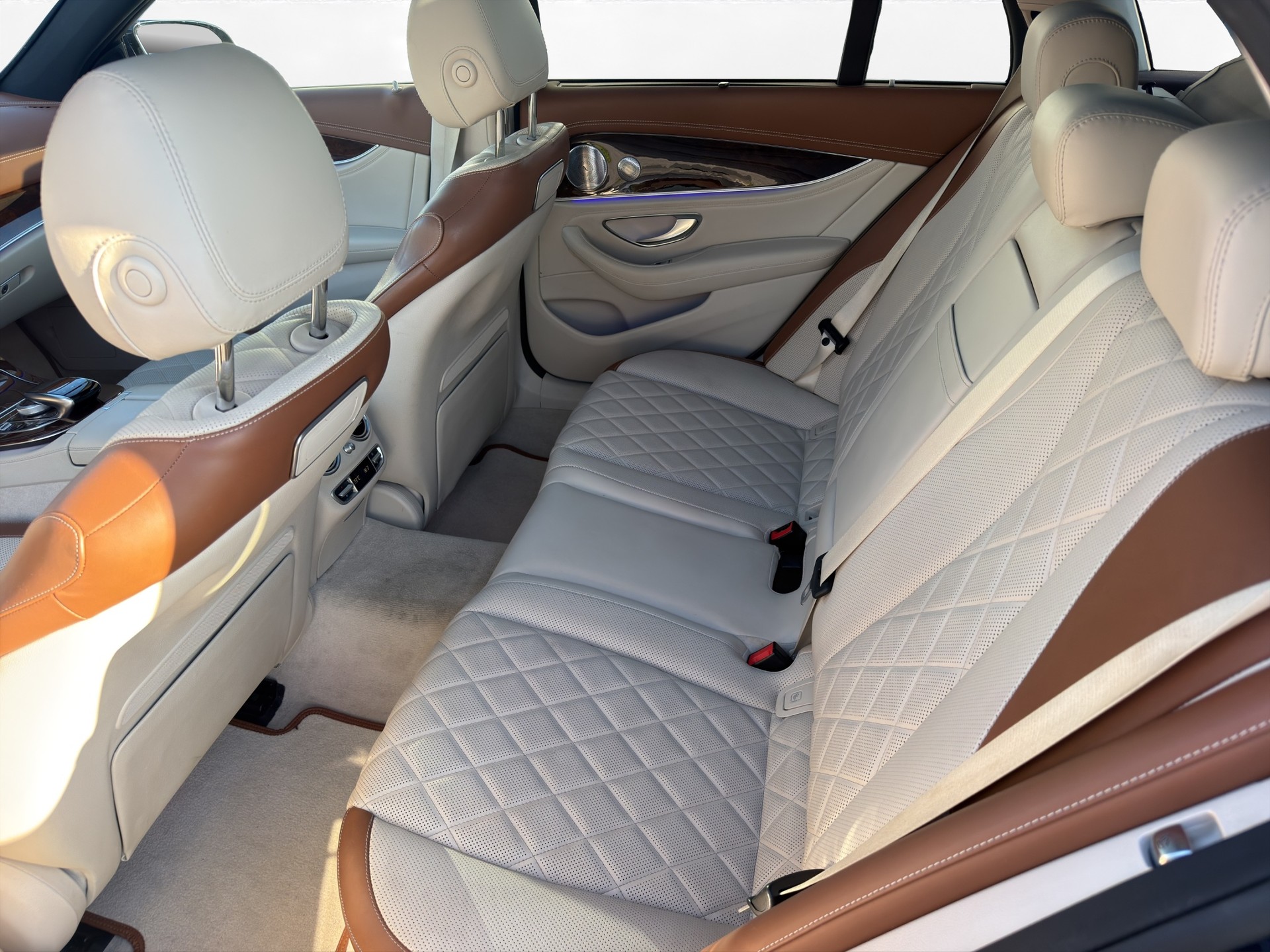 MERCEDES-BENZ E 220 d Swiss Star AMG Line 4Matic 9G-Tronic-image-12