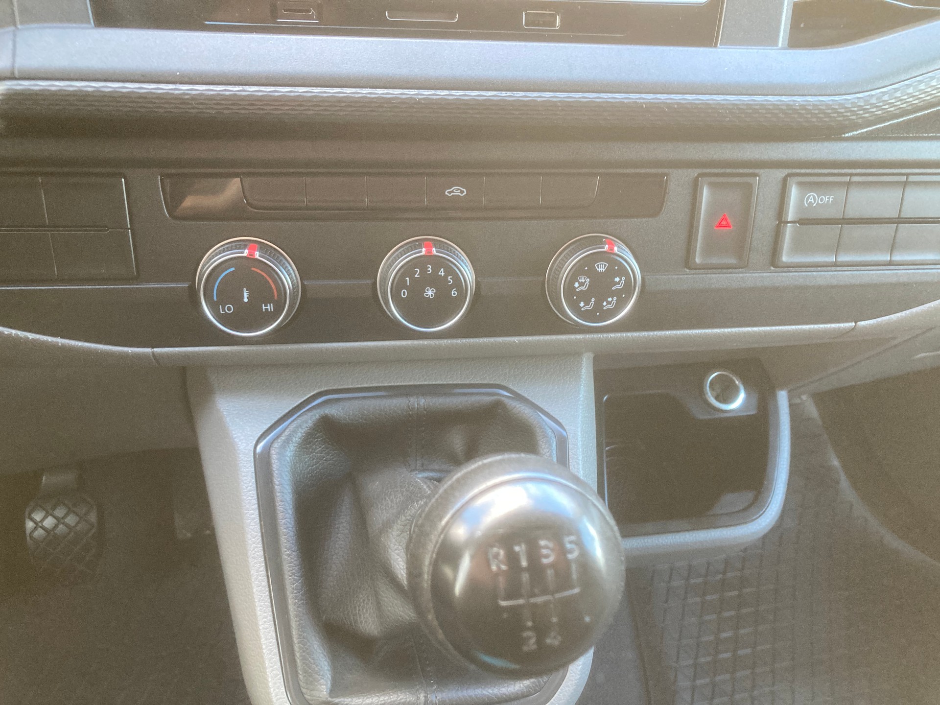 VW T6.1 2.0 TDI mit Dachträger und Anhängerkupplung-image-8