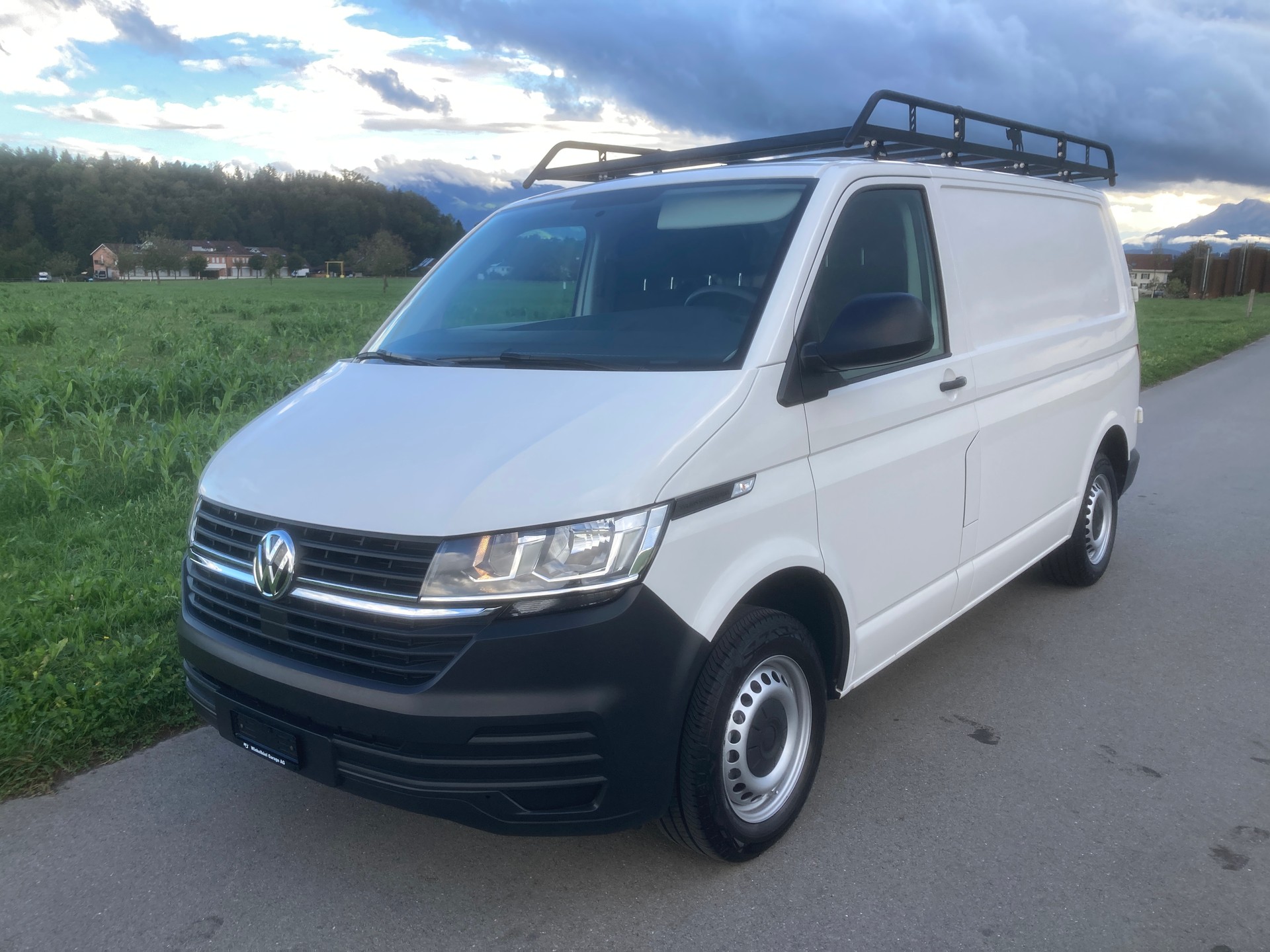 VW T6.1 2.0 TDI mit Dachträger und Anhängerkupplung-image-0