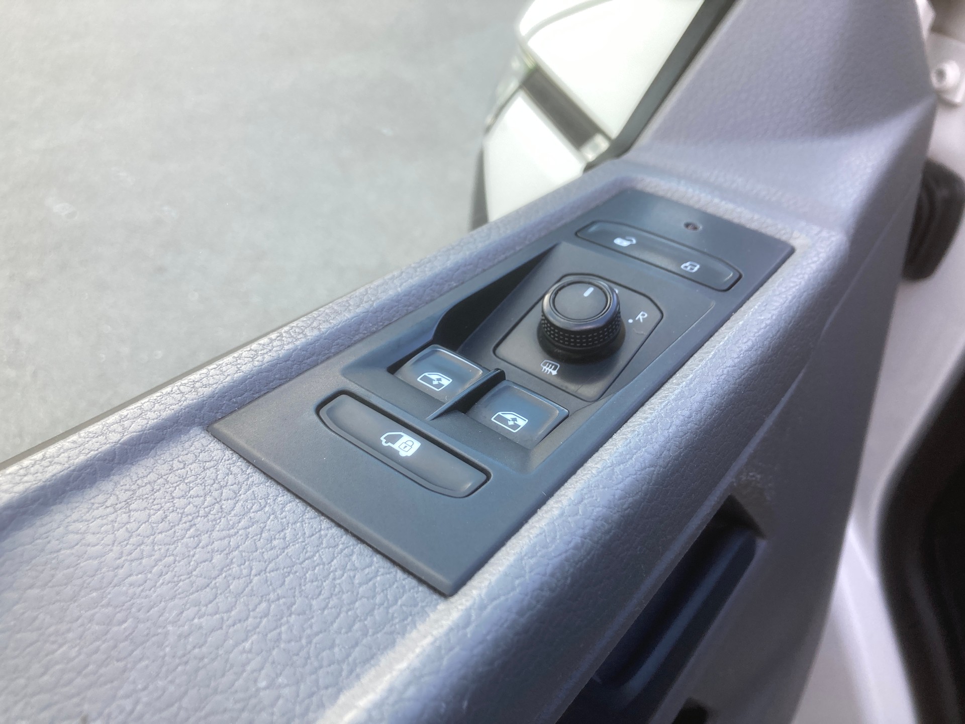 VW T6.1 2.0 TDI mit Dachträger und Anhängerkupplung-image-7