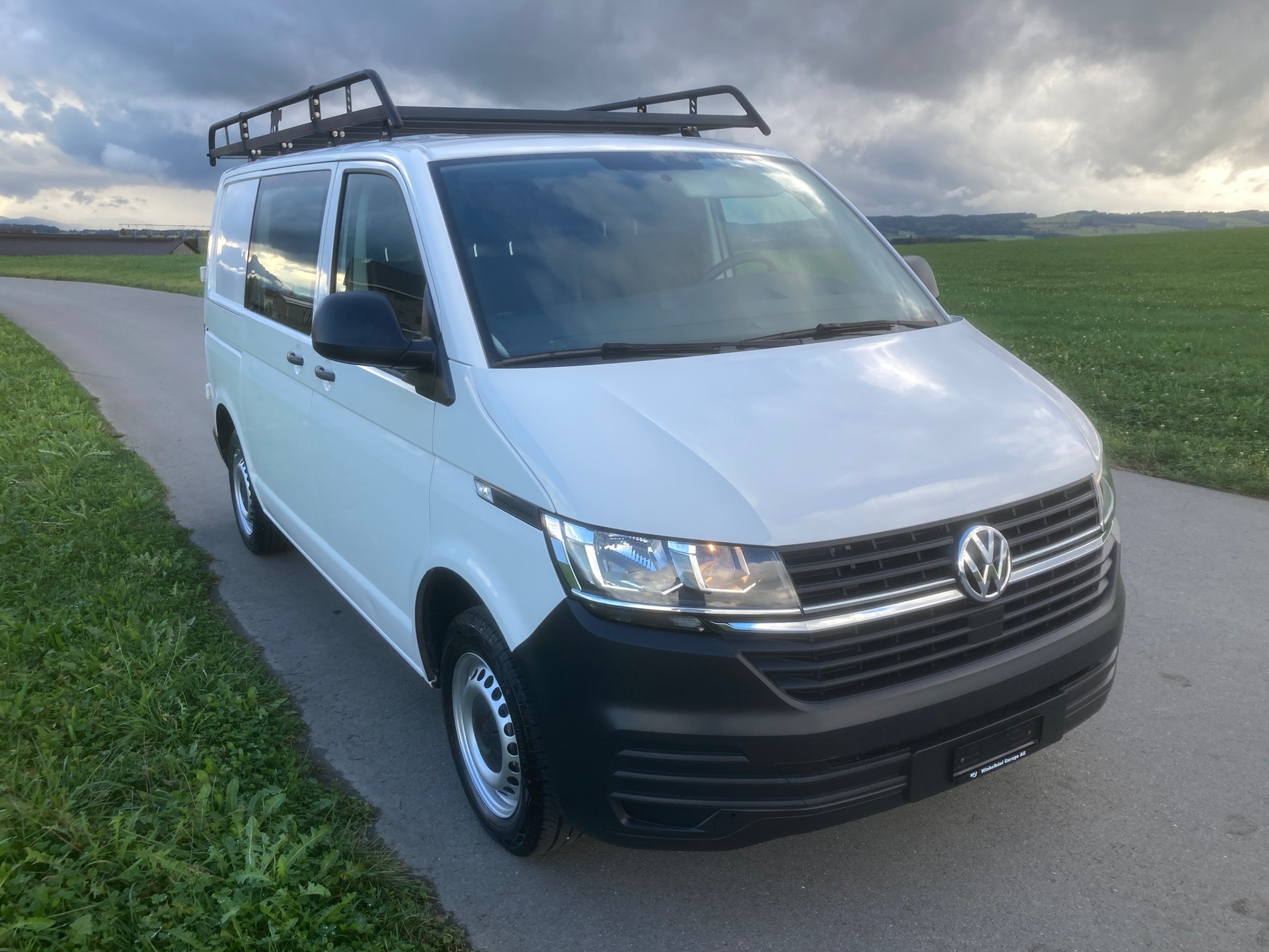 VW T6.1 2.0 TDI mit Dachträger und Anhängerkupplung-image-1