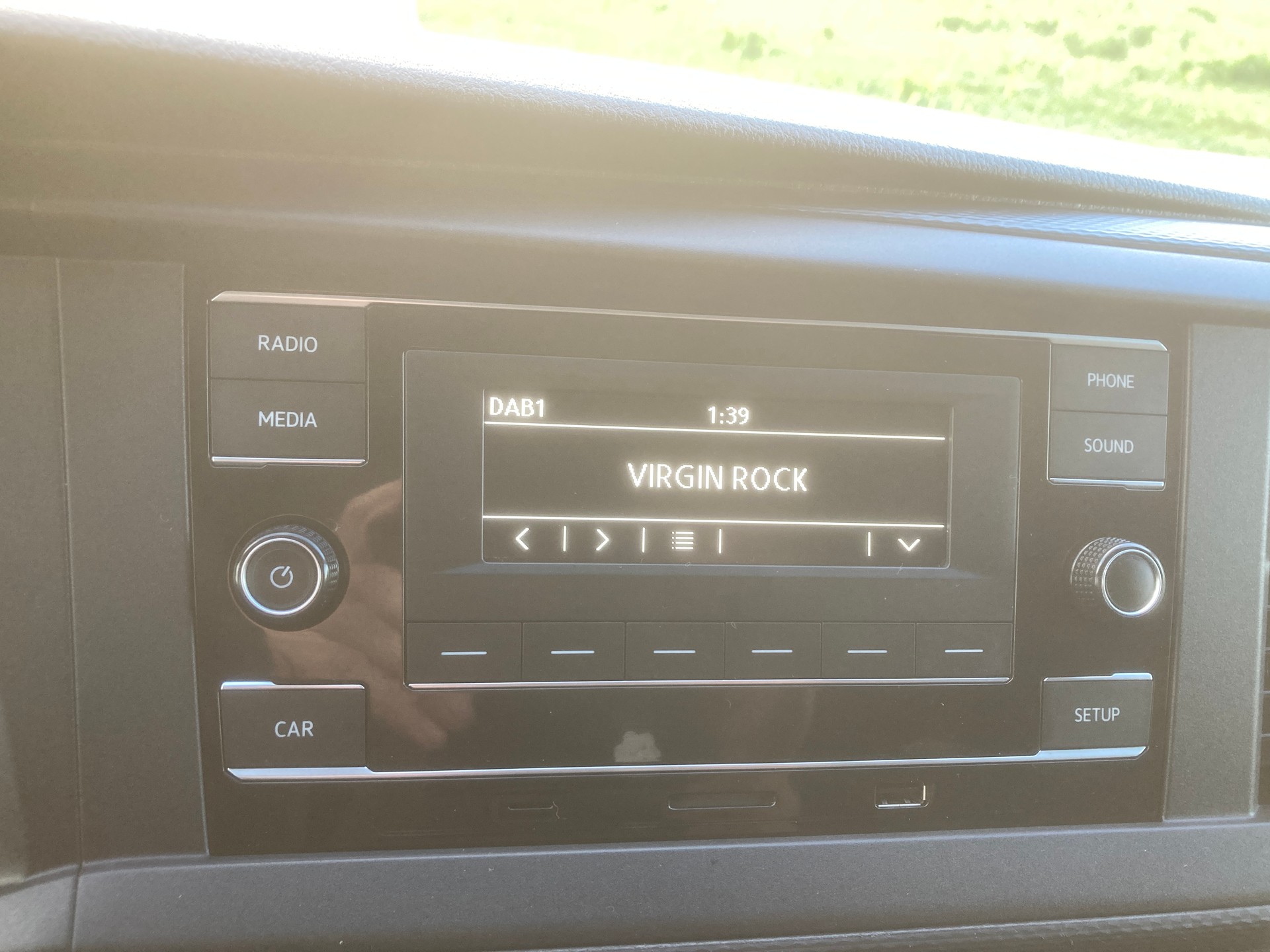 VW T6.1 2.0 TDI mit Dachträger und Anhängerkupplung-image-9