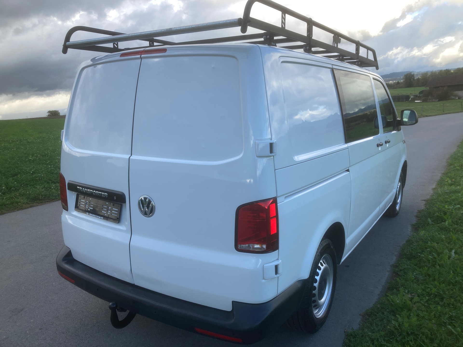 VW T6.1 2.0 TDI mit Dachträger und Anhängerkupplung-image-2