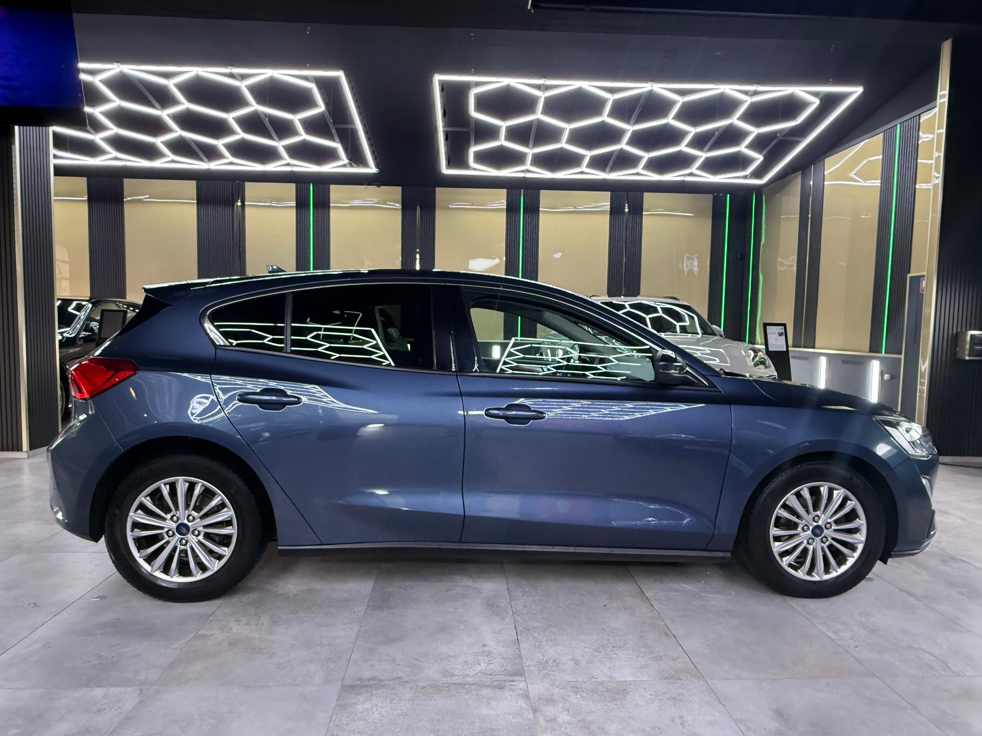 FORD Focus 1.0 SCTi Business Automatic-showroom-element-3