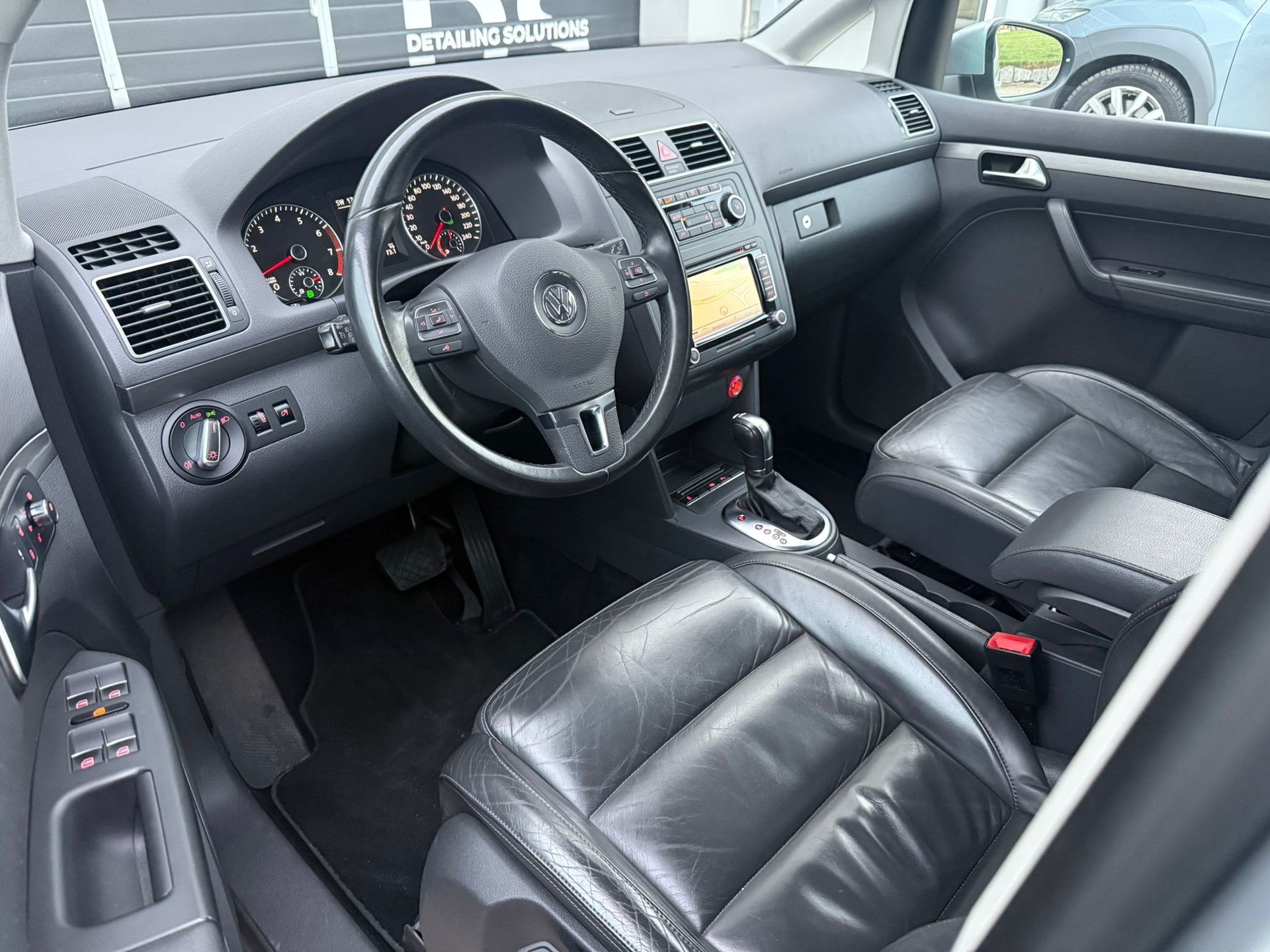 VW Touran 1.4 TSI EcoFuel Highline DSG-image-11