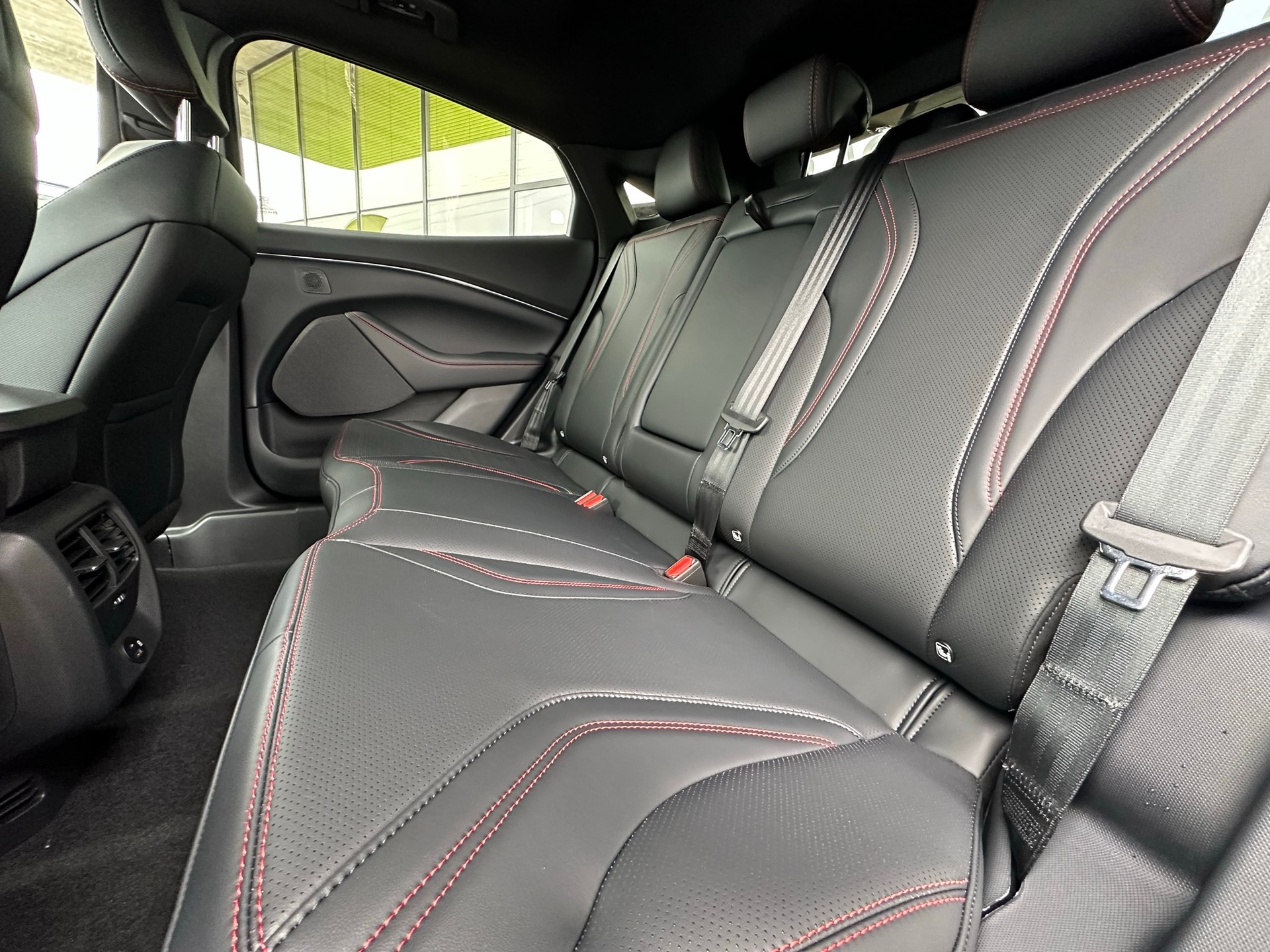 FORD Mustang MACH-E Premium AWD 75 kWh 0.99% Leasing-image-7