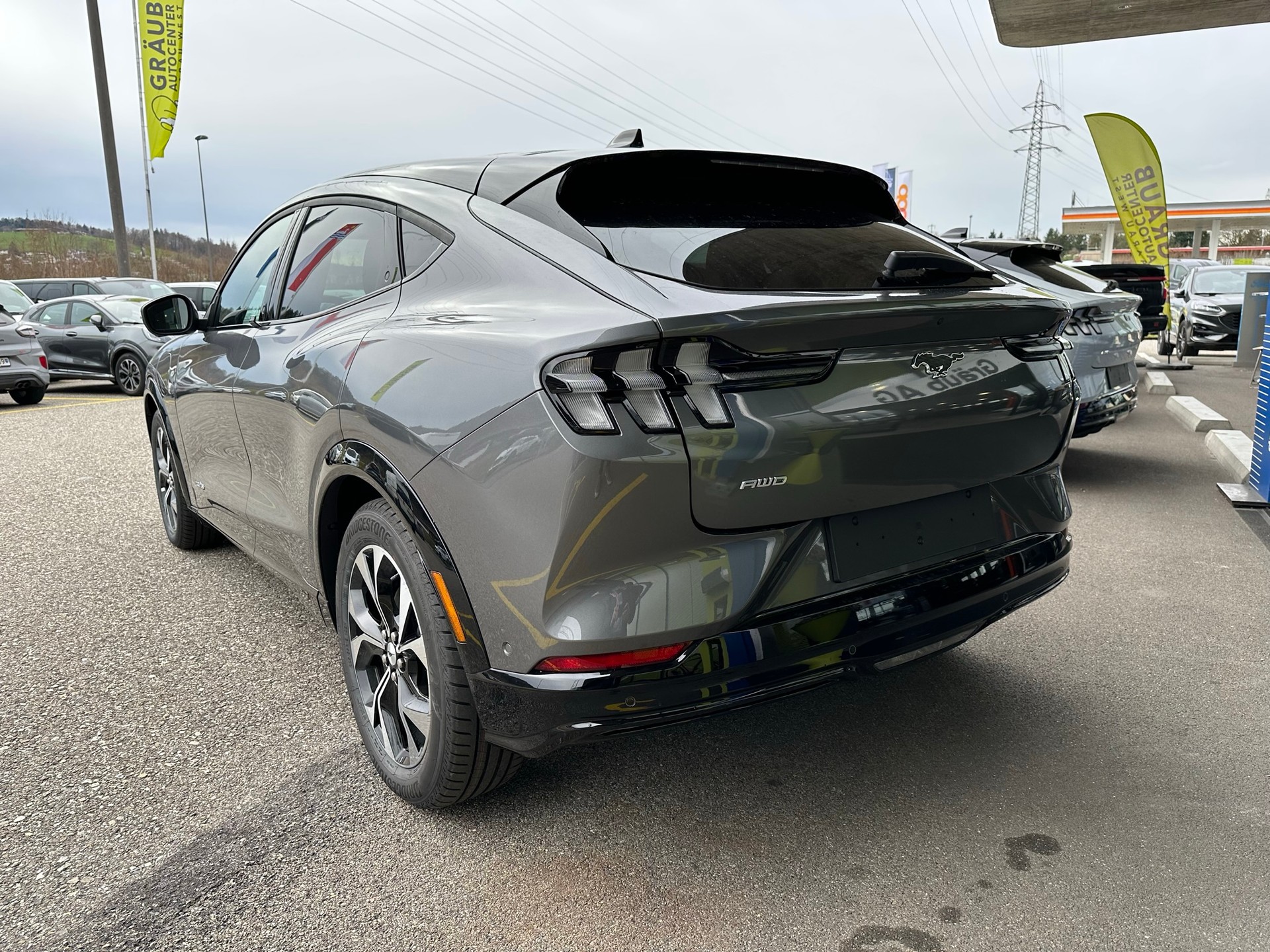 FORD Mustang MACH-E Premium AWD 75 kWh 0.99% Leasing-image-4