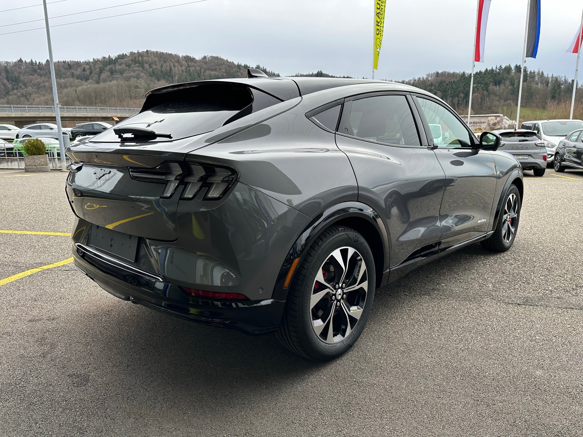 FORD Mustang MACH-E Premium AWD 75 kWh 0.99% Leasing-image-5