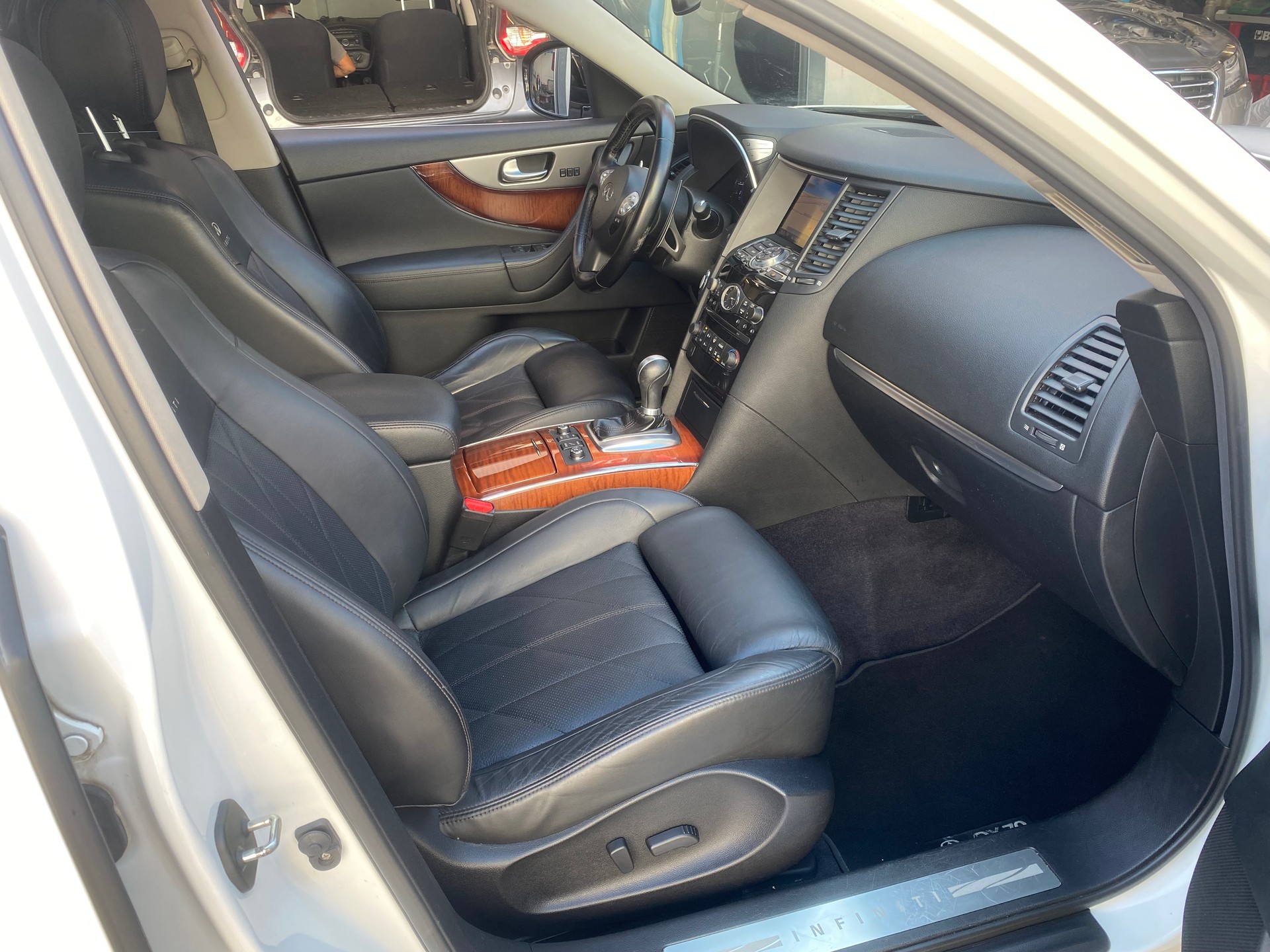 INFINITI FX37 S AWD Automatic-image-10