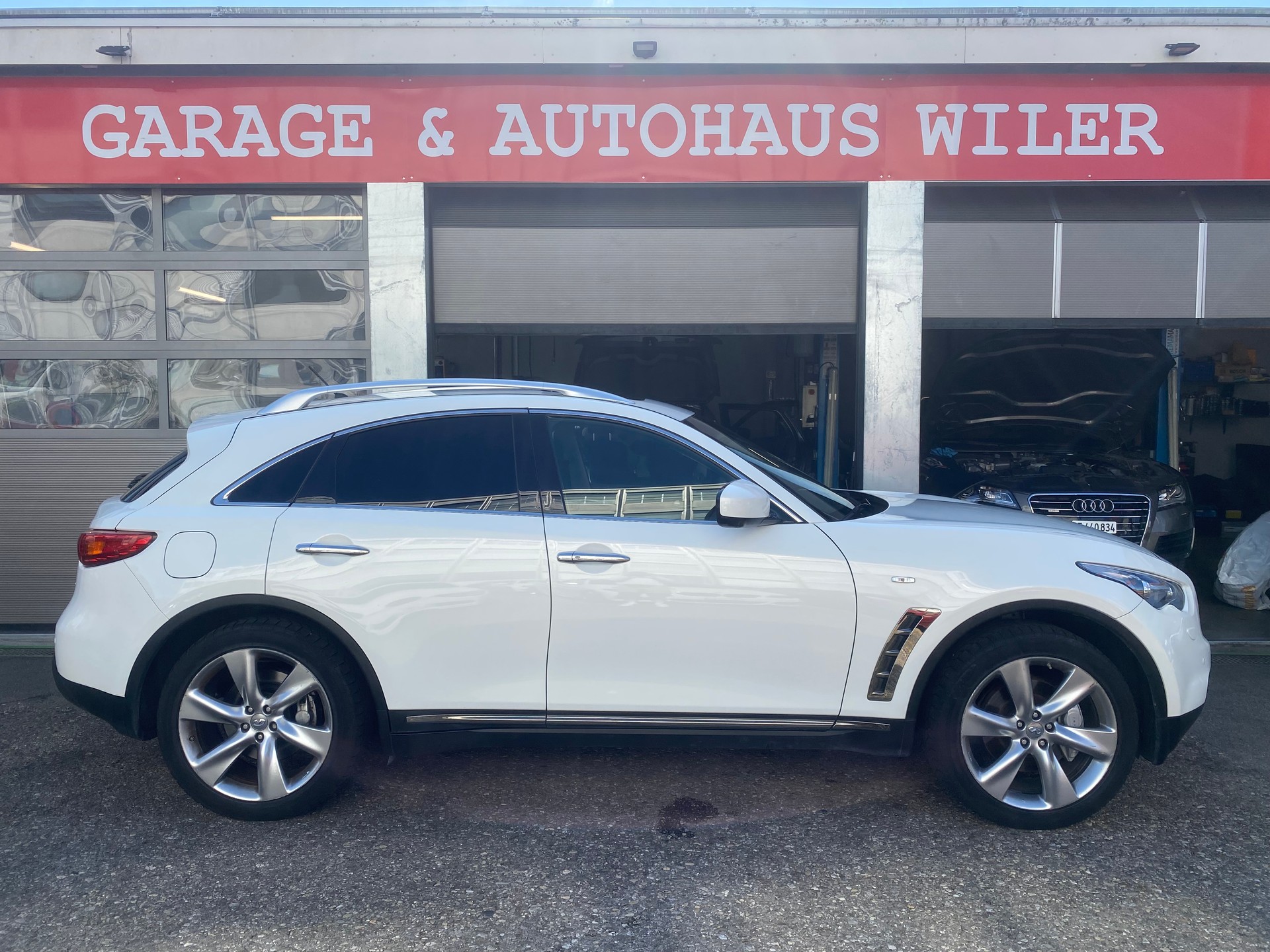 INFINITI FX37 S AWD Automatic-image-3