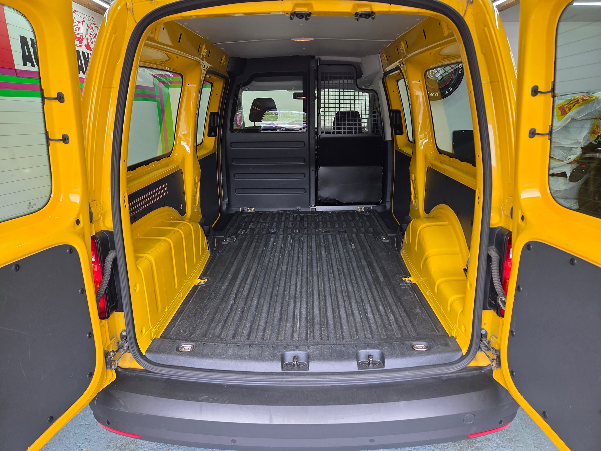 VW Caddy Maxi 1.0TSI BlueMotion Technology-image-13