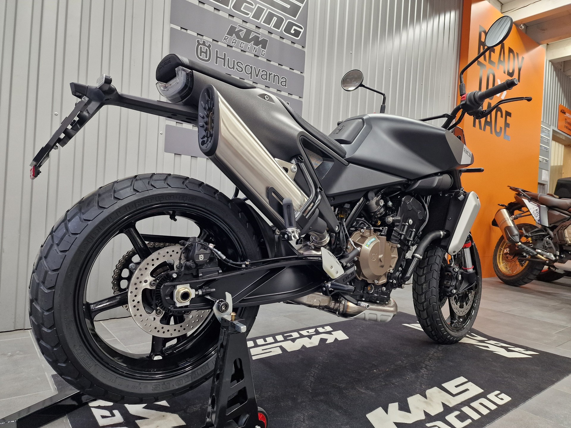HUSQVARNA Svartpilen 801 L-showroom-element-1