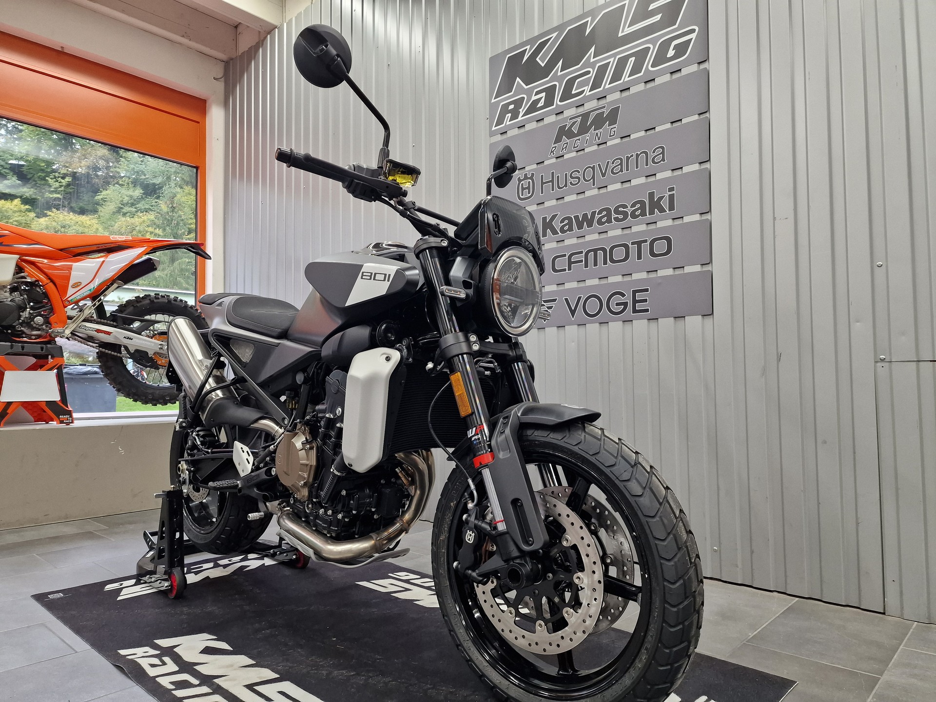 HUSQVARNA Svartpilen 801 L-showroom-element-3