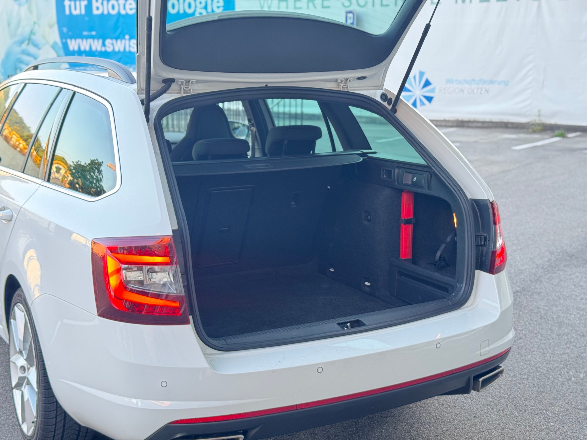 SKODA Octavia Combi 2.0 TDI RS DSG-image-18
