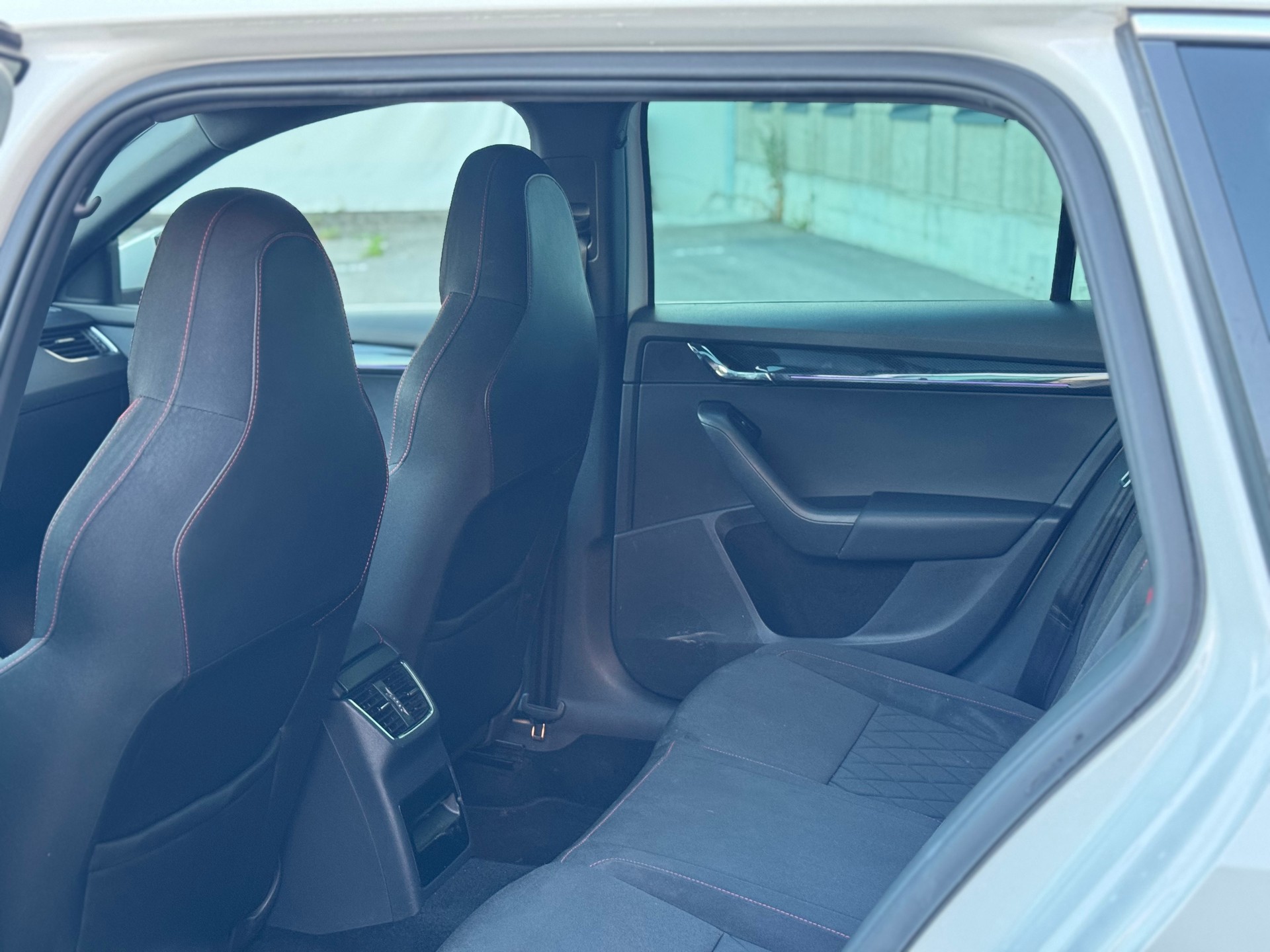 SKODA Octavia Combi 2.0 TDI RS DSG-image-15