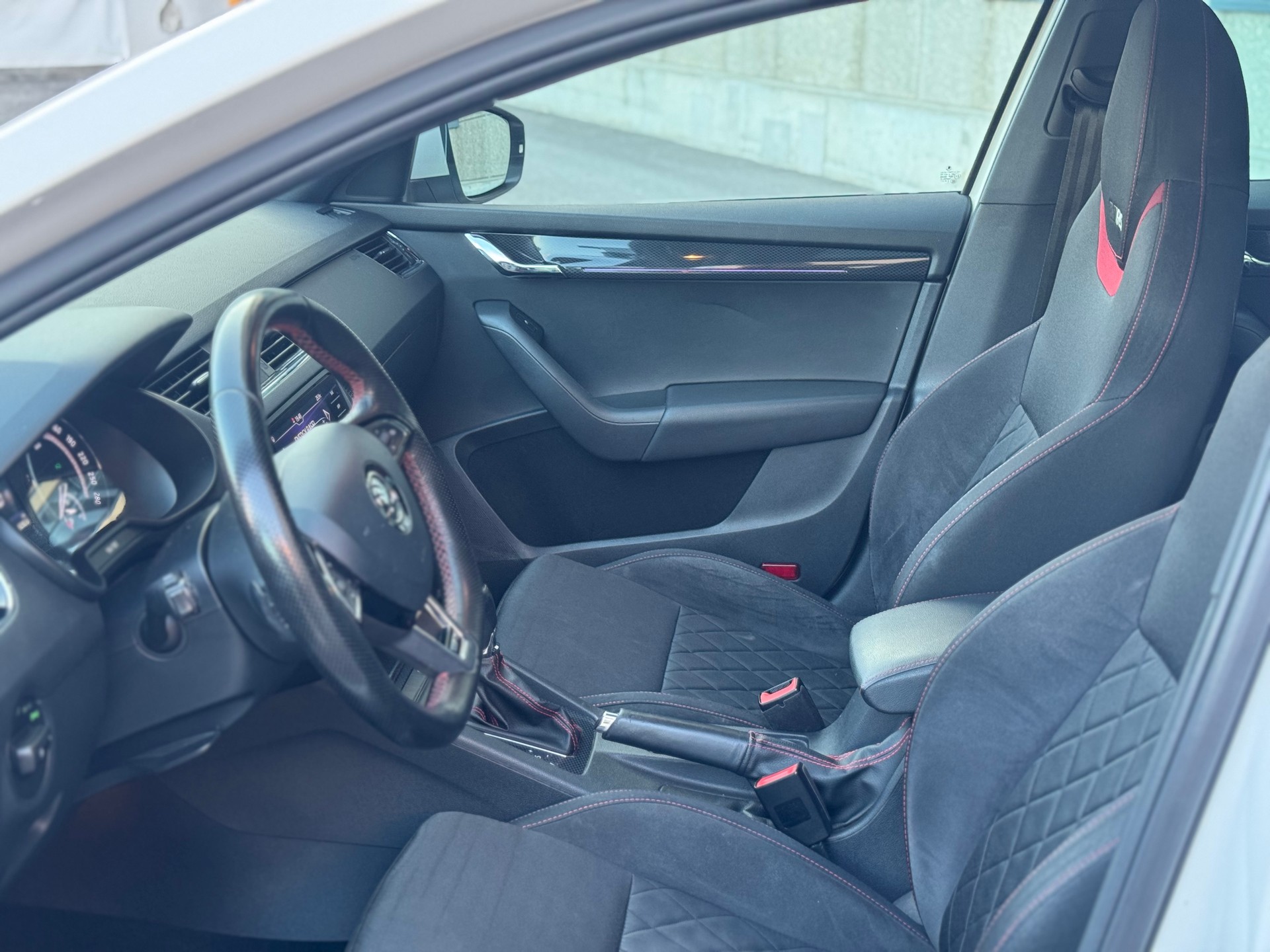 SKODA Octavia Combi 2.0 TDI RS DSG-image-12