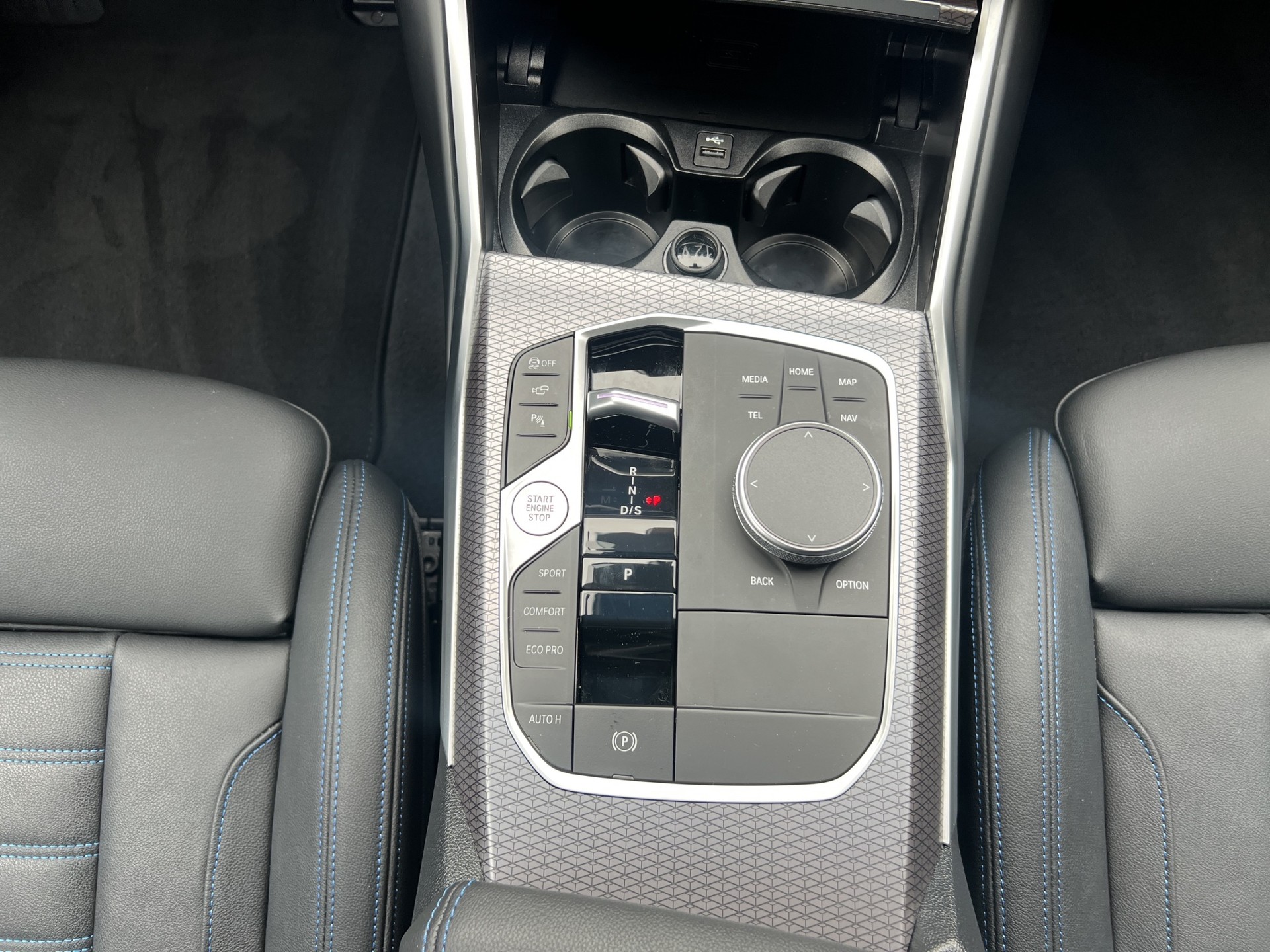 BMW 330d xDrive 48V Steptronic M Sport-image-12
