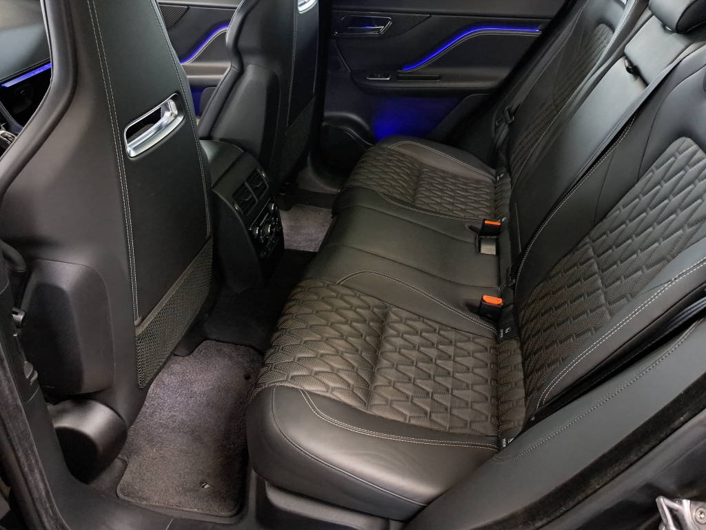 JAGUAR F-Pace 5.0 V8 SVR AWD 550cv (crochet)-image-6