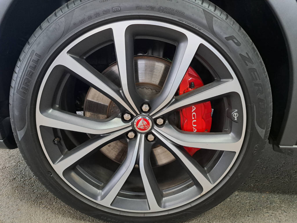 JAGUAR F-Pace 5.0 V8 SVR AWD 550cv (crochet)-image-9