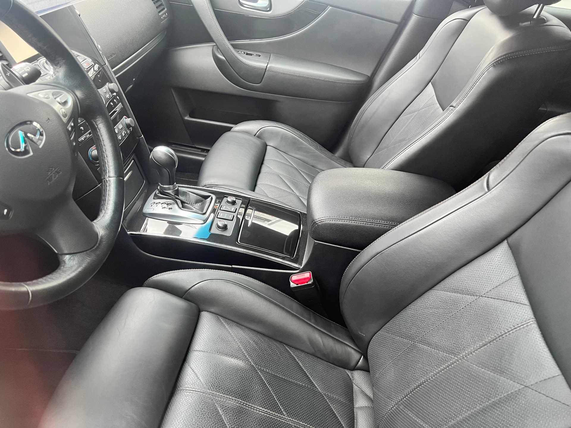INFINITI QX70 3.7 S Premium AWD Automatic-image-2