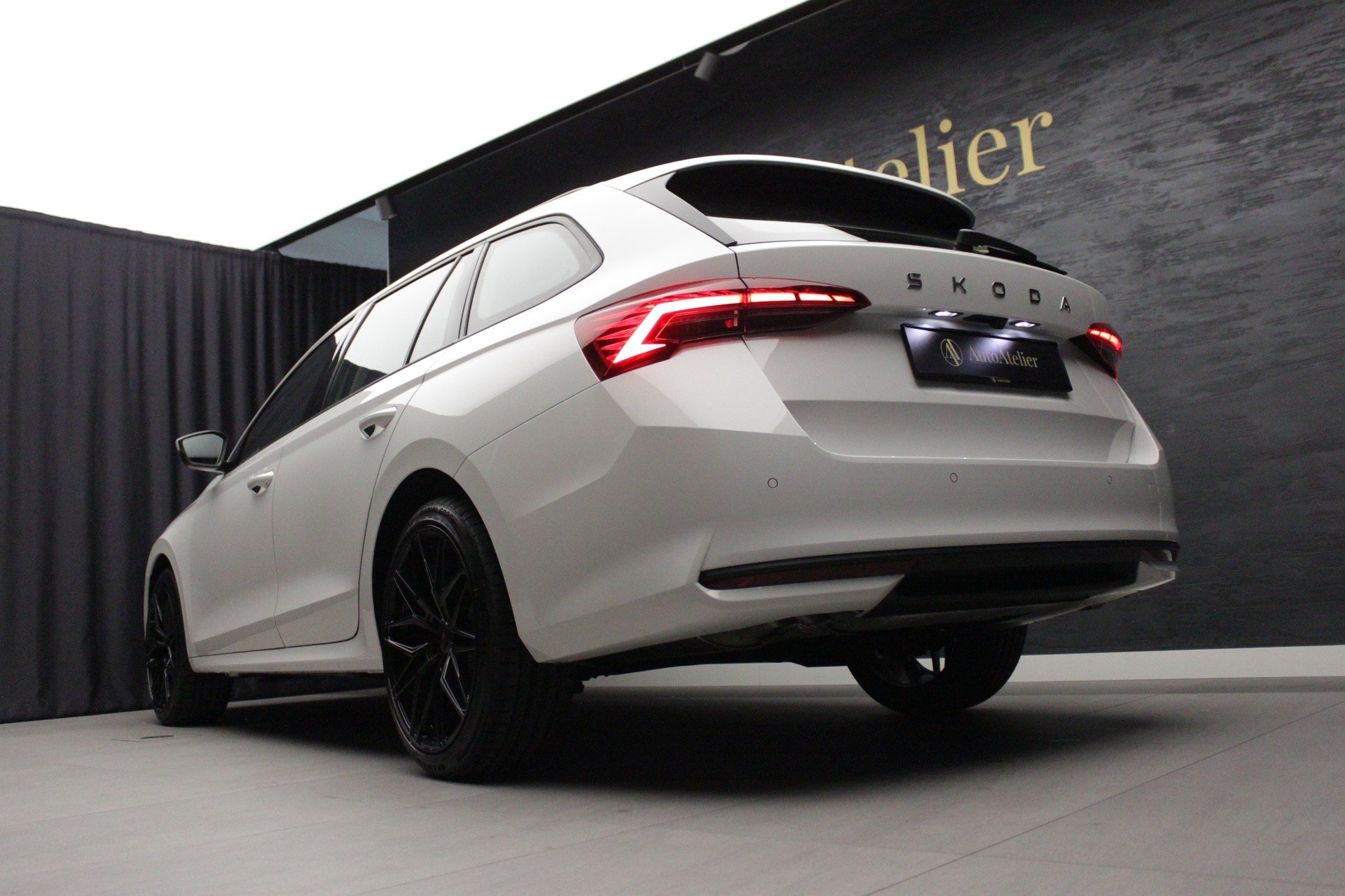 SKODA Octavia Combi 1.5 TSI mHEV DSG Selection-image-11