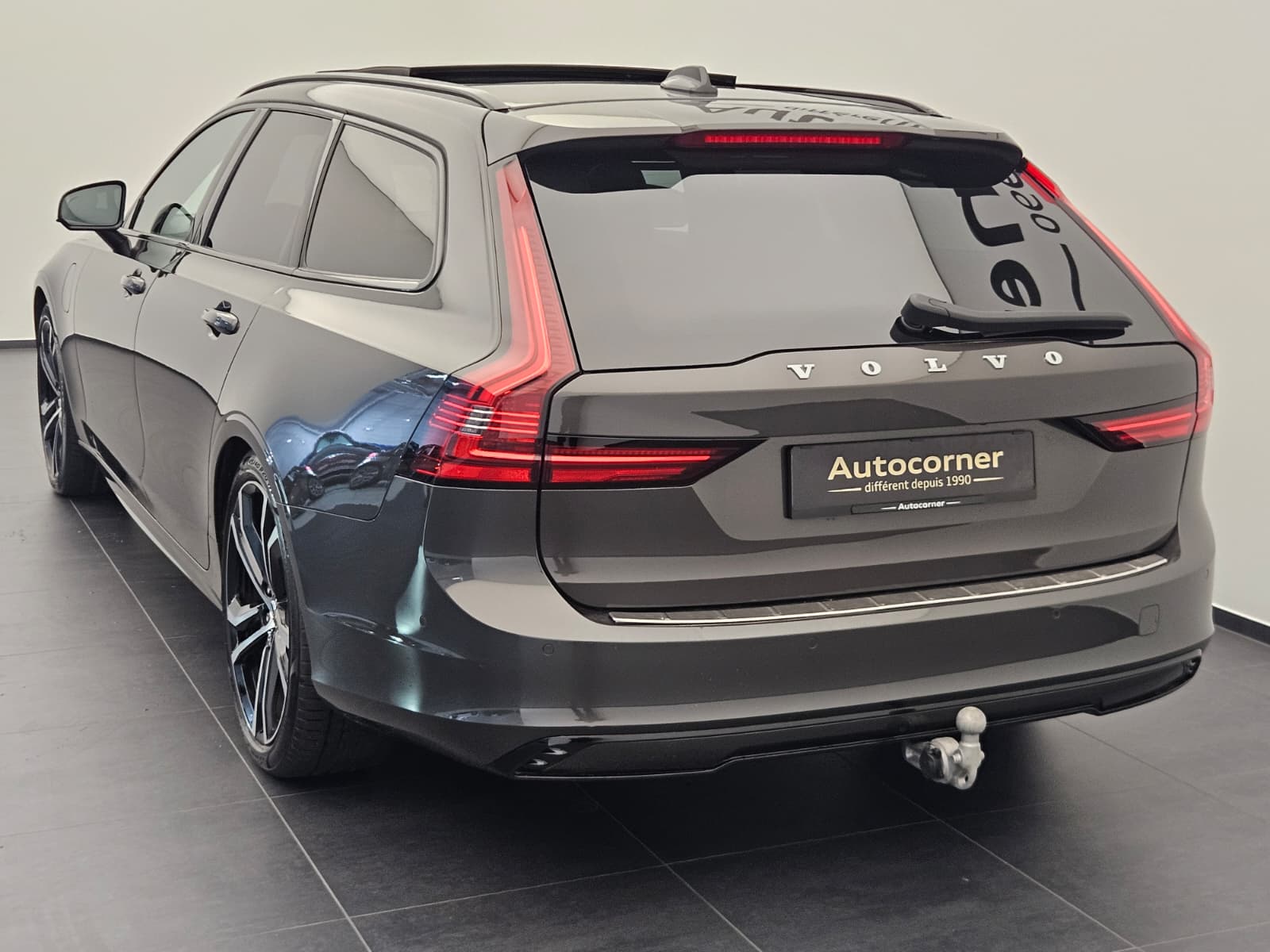 VOLVO V90 T8 eAWD Twin Engine R-Design Geartronic-image-9
